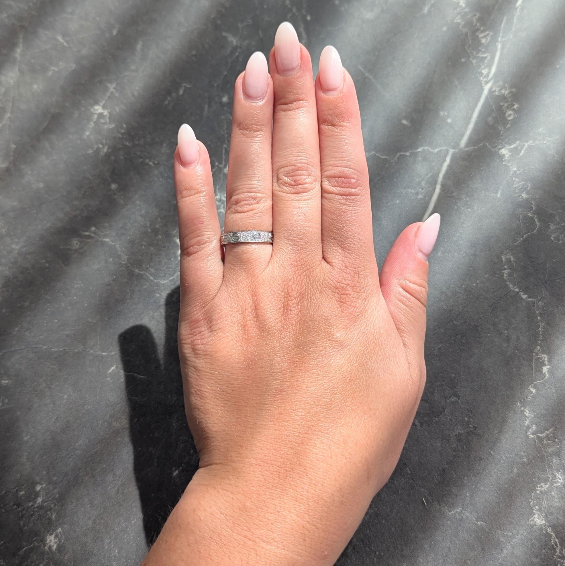 Conçue comme une bande avec des stations à motifs de têtes de vis rainurées
Accentué par des diamants ronds de taille brillante sertis en pavé.
D'un poids total d'environ 0.31 carat
Couleur F/G et clarté VS2
Avec finition polie
Estampillé pour l'or