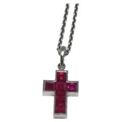 Cartier Collier contemporain en forme de croix en rubis et platine