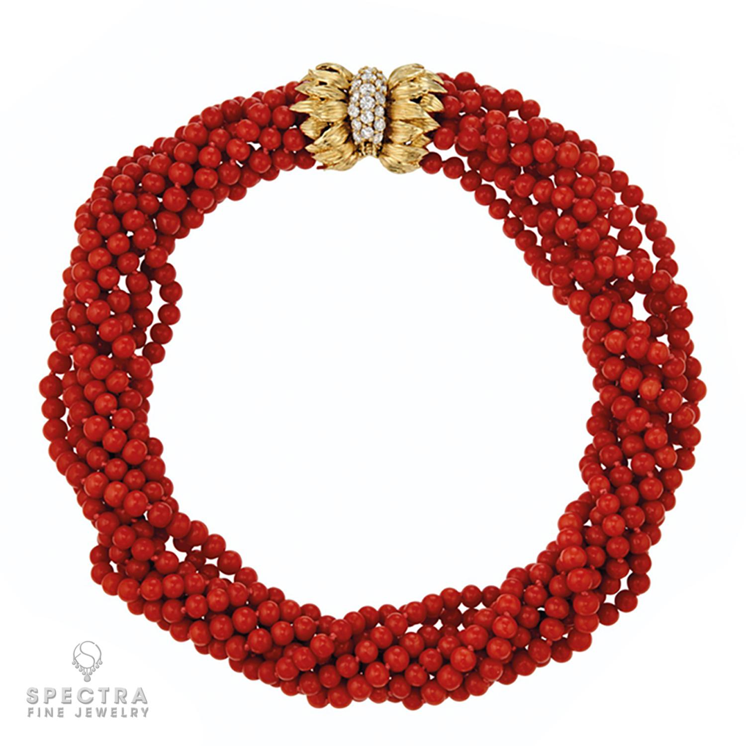 Die Suite aus Korallen-Diamanten-Halskette und -Armband von Cartier ist ein Beweis für raffinierte Eleganz und anspruchsvolles Design. Dieses exquisite Ensemble besteht aus einer Torsade-Halskette und einem perfekt darauf abgestimmten