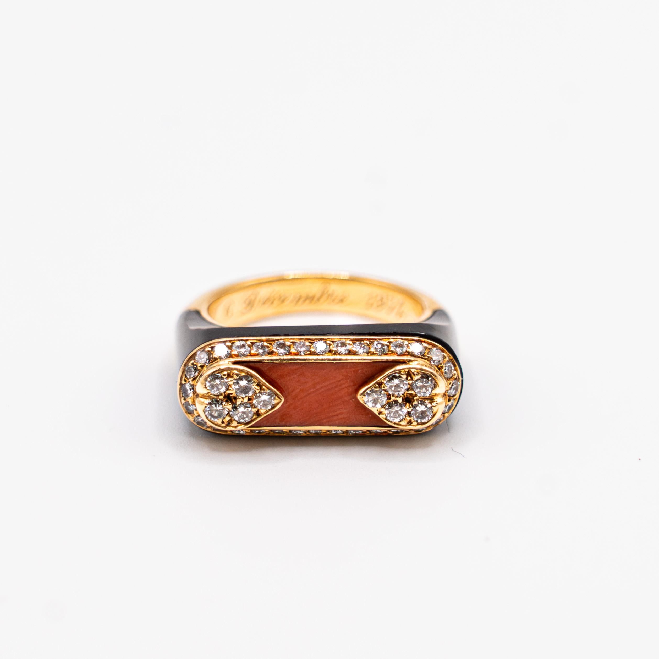 This exquisite ring is In 18K gold, geometric shape decorated with onyx mid-mount, adorned with a layer of coral surrounded by a gold wire set with brilliant-cut diamonds embellished at the ends with a shuttle-shaped paving.
Design by Aldo Cipullo