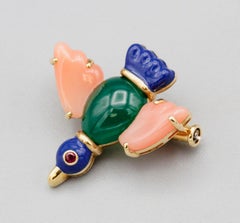 Cartier Broche oiseau en or 18 carats, corail, rubis, lapis, malachite