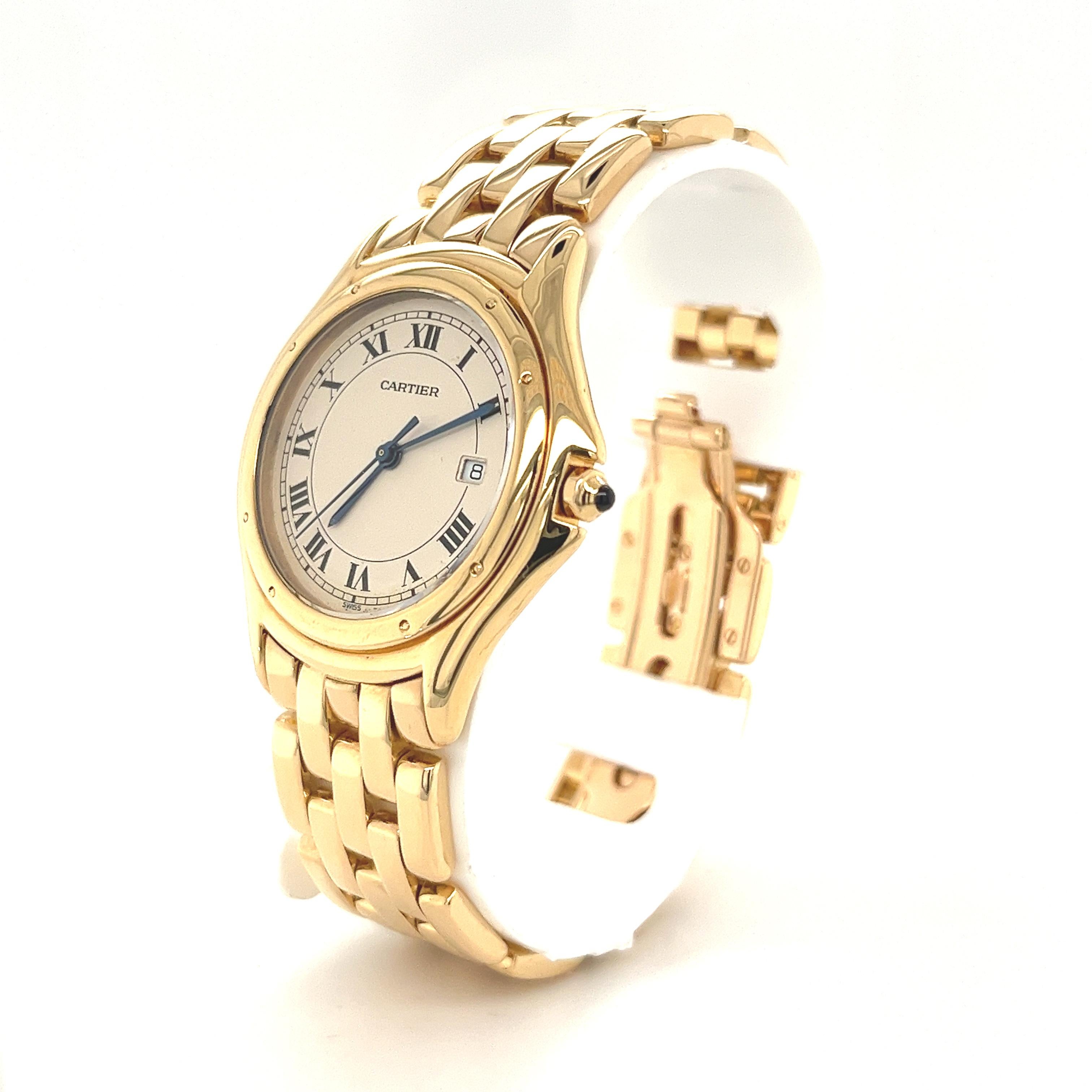 Pre-Owned Cartier Cougar ref. 887904 mittelgroße Uhr mit 18k Gelbgold Gehäuse und Armband. Weißes Zifferblatt mit Datumsfunktion und Quarzwerk. Die Uhr passt an ein Handgelenk mit einer Größe von bis zu 7¼ Zoll. Die Uhr kommt nicht mit Box oder