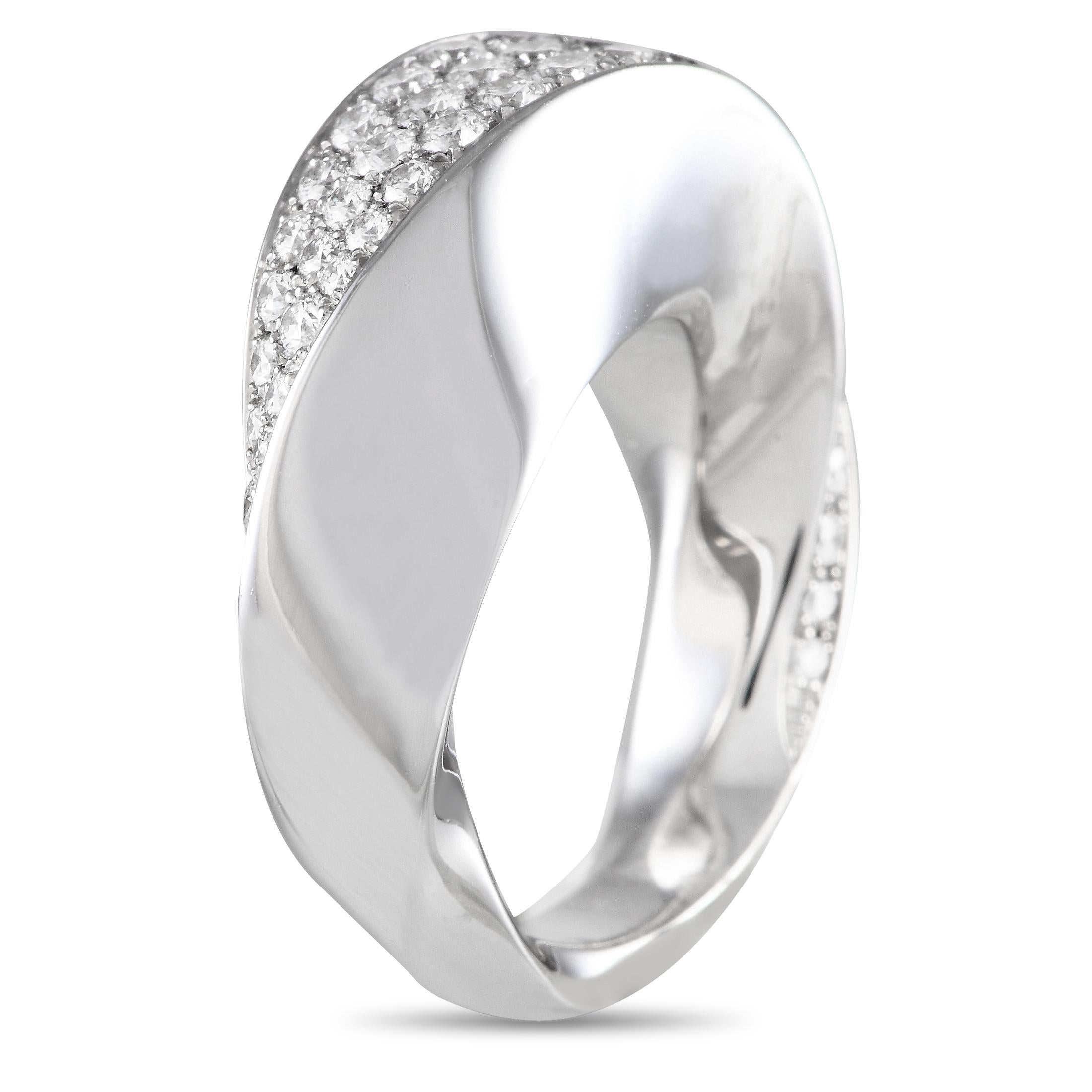 Was ist besser geeignet für eine spontane große Geste als der Diamantring Coup d'clat von Cartier? Dieses kostbare Juwel zeichnet sich durch schwungvolle Kurven aus, die mit dem Glanz von 55 Diamanten von insgesamt 1,04 Karat verziert sind. Der Ring
