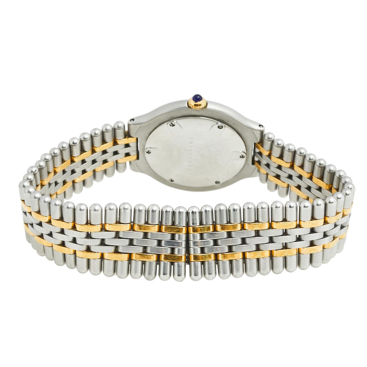 A smart piece to adorn your wrist with, this popular Must 21 De Cartier wristwatch is designed to meet your wants with utmost style. It has a two-tone stainless steel case with an engraved bezel featuring Roman numeral hour markers and a smooth