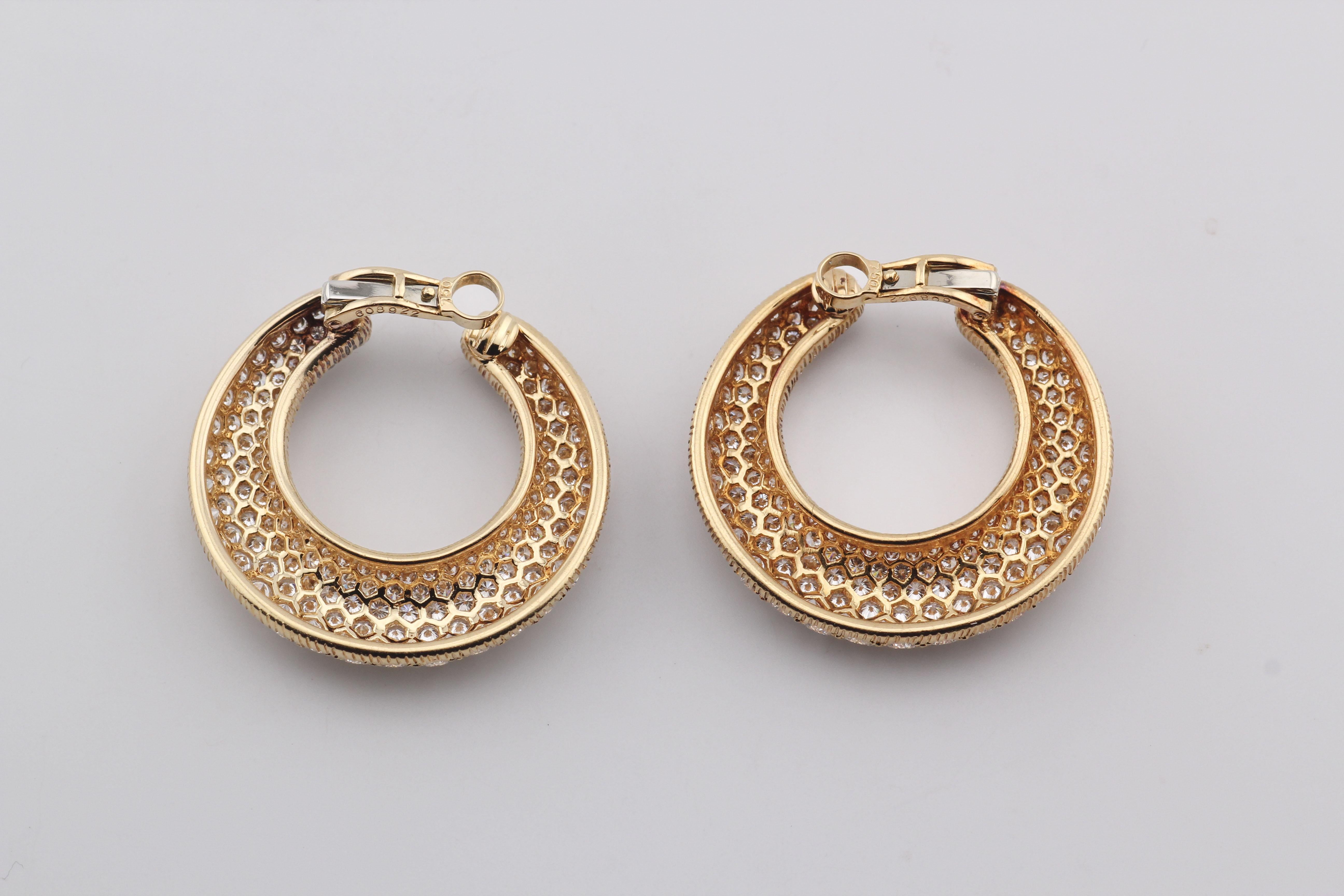 Découvrez l'allure opulente de ces boucles d'oreilles à diamants Cartier, qui témoignent de la maîtrise de Cartier en matière de conception de bijoux de luxe.

Chaque boucle d'oreille est méticuleusement fabriquée dans une forme de cerceau