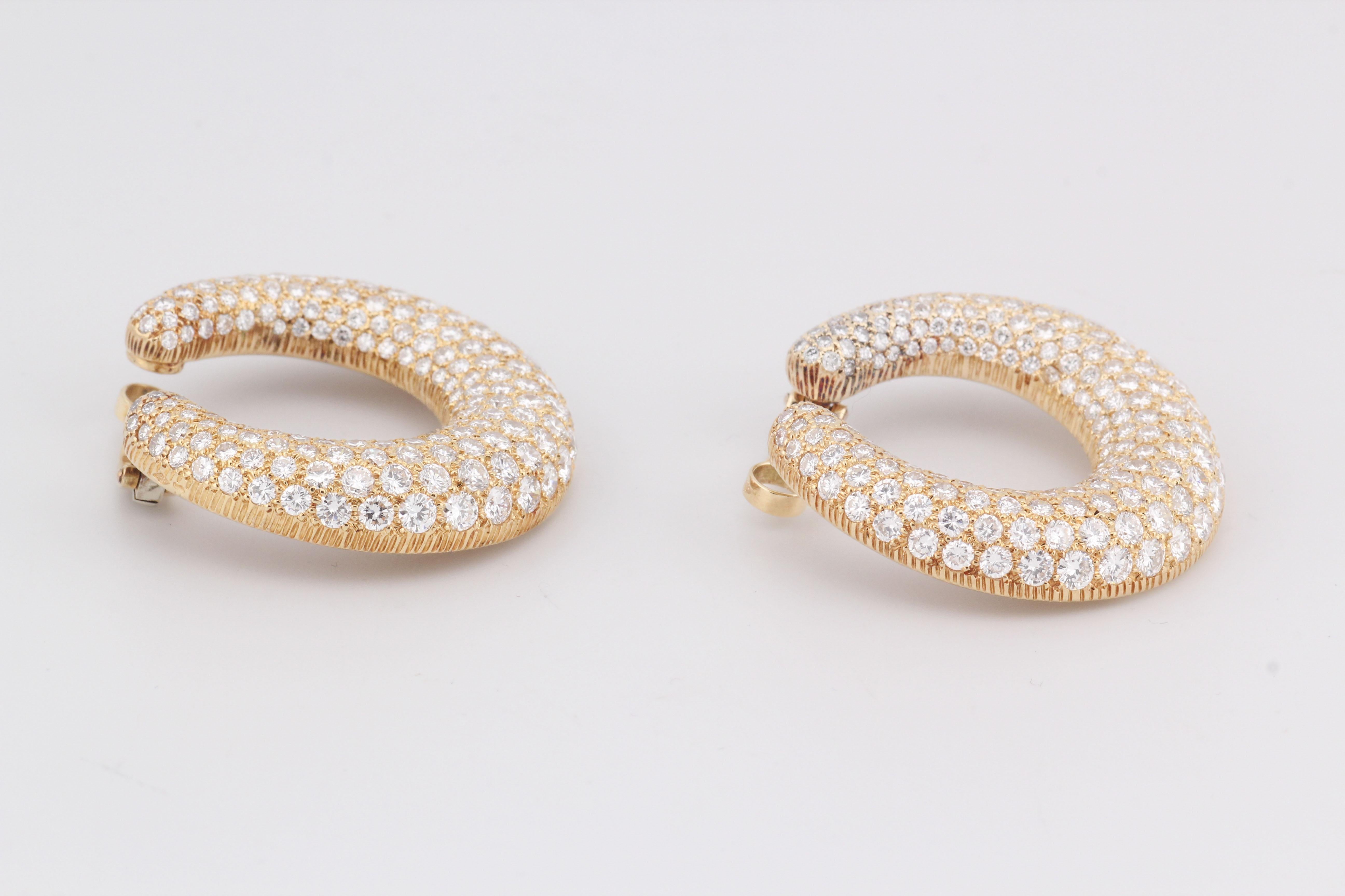 Taille brillant Créoles en or jaune 18k à gros diamants de Cartier en vente