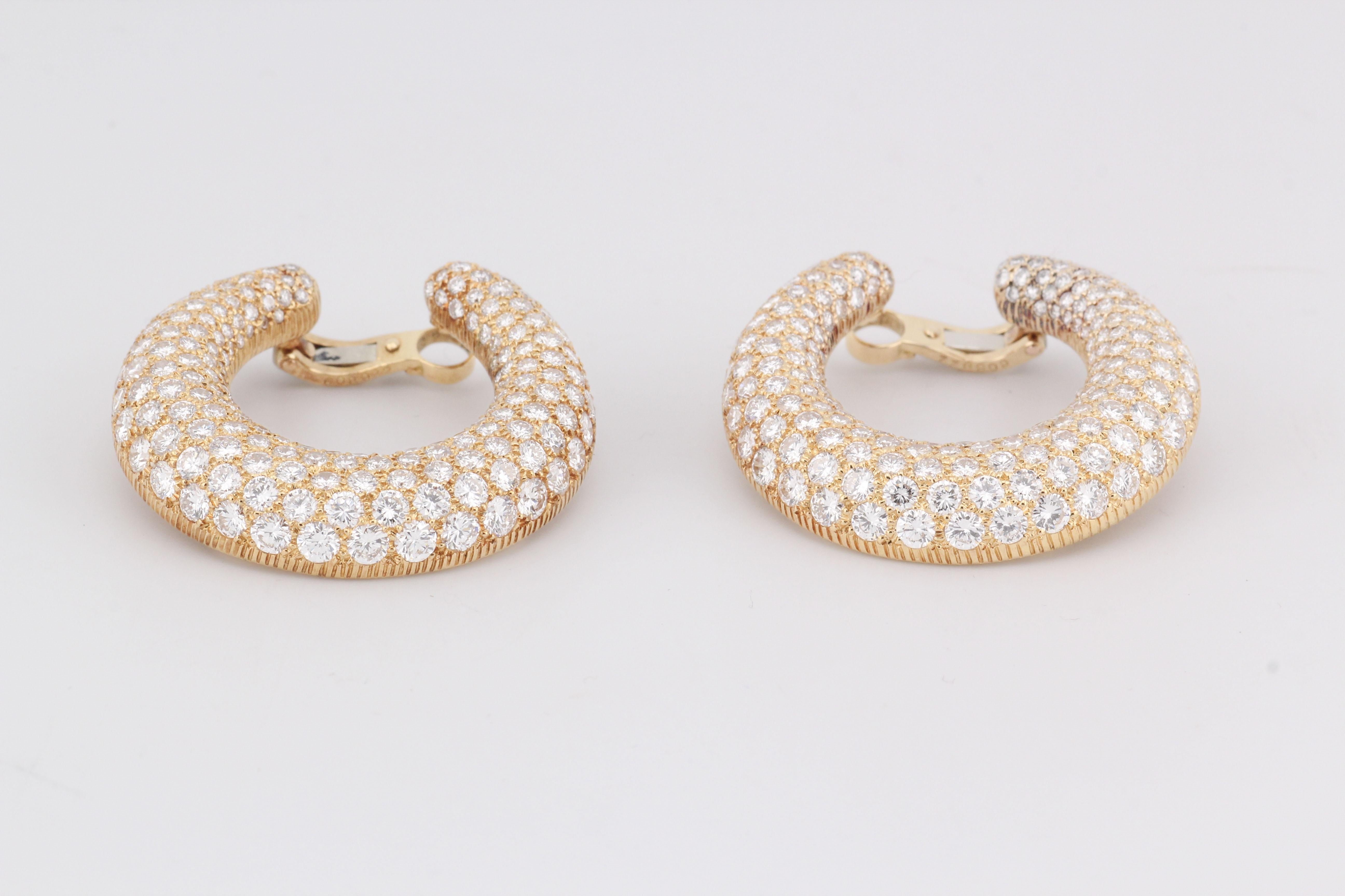 Créoles en or jaune 18k à gros diamants de Cartier Bon état - En vente à Simpsonville, SC