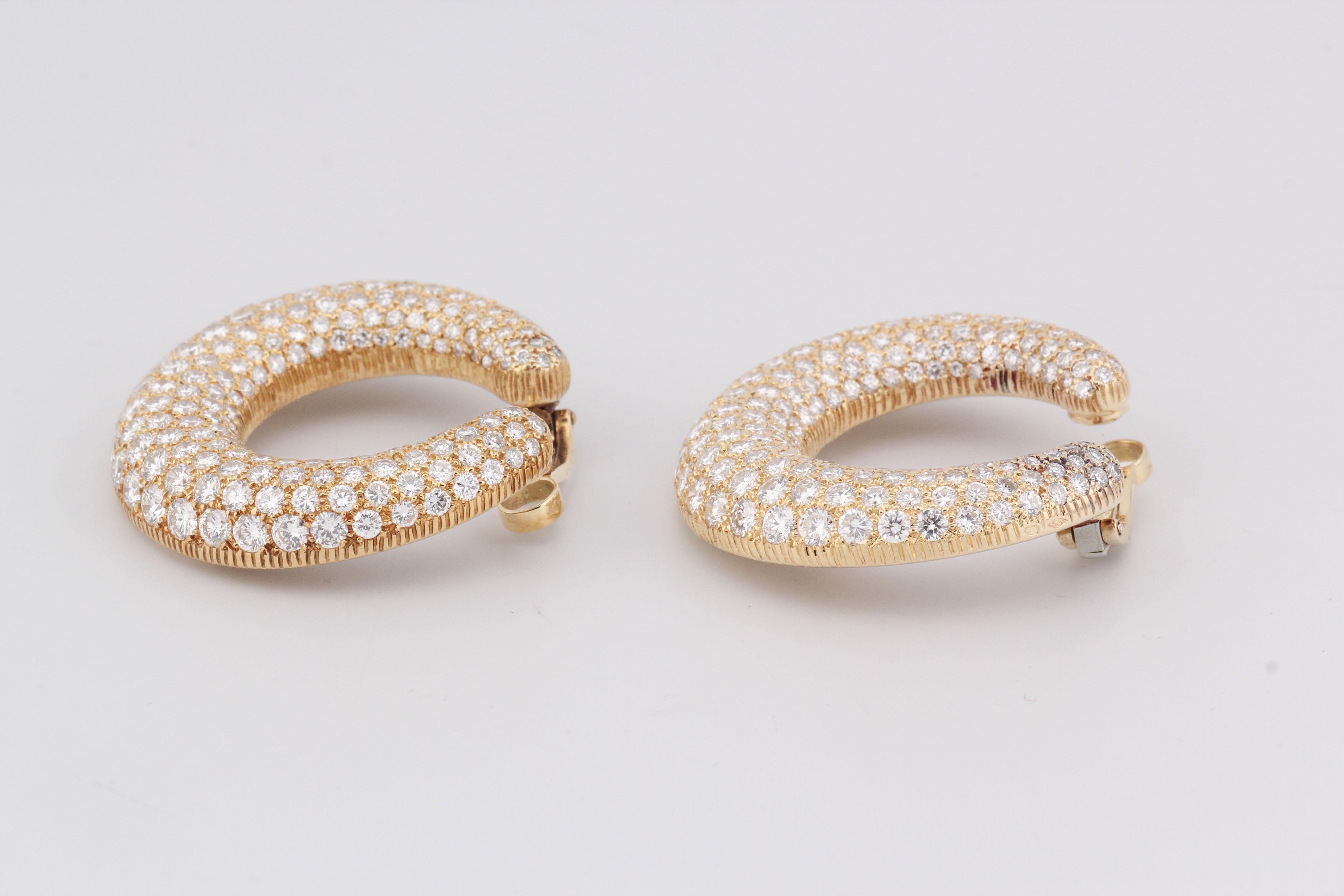 Créoles en or jaune 18k à gros diamants de Cartier Pour femmes en vente