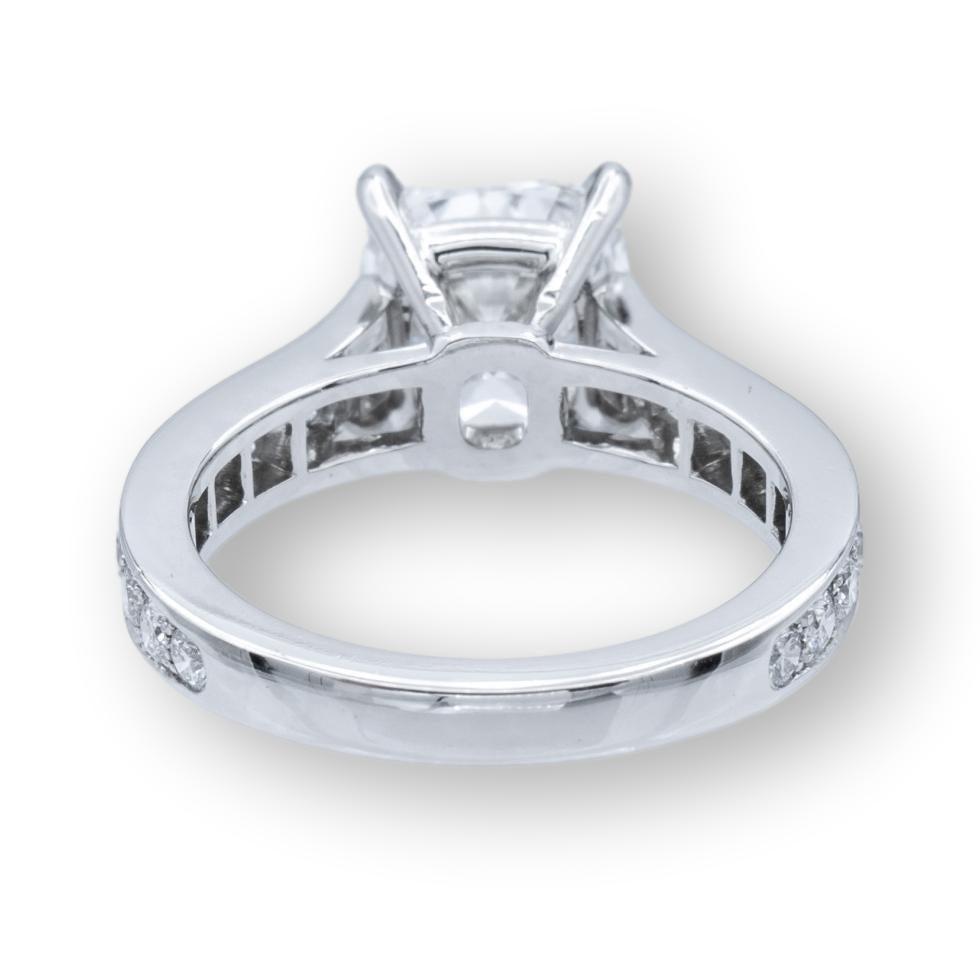 Cartier Verlobungsring aus Platin mit Diamant im Kissenschliff, 2,37 Karat FVS1 im Zustand „Hervorragend“ in New York, NY
