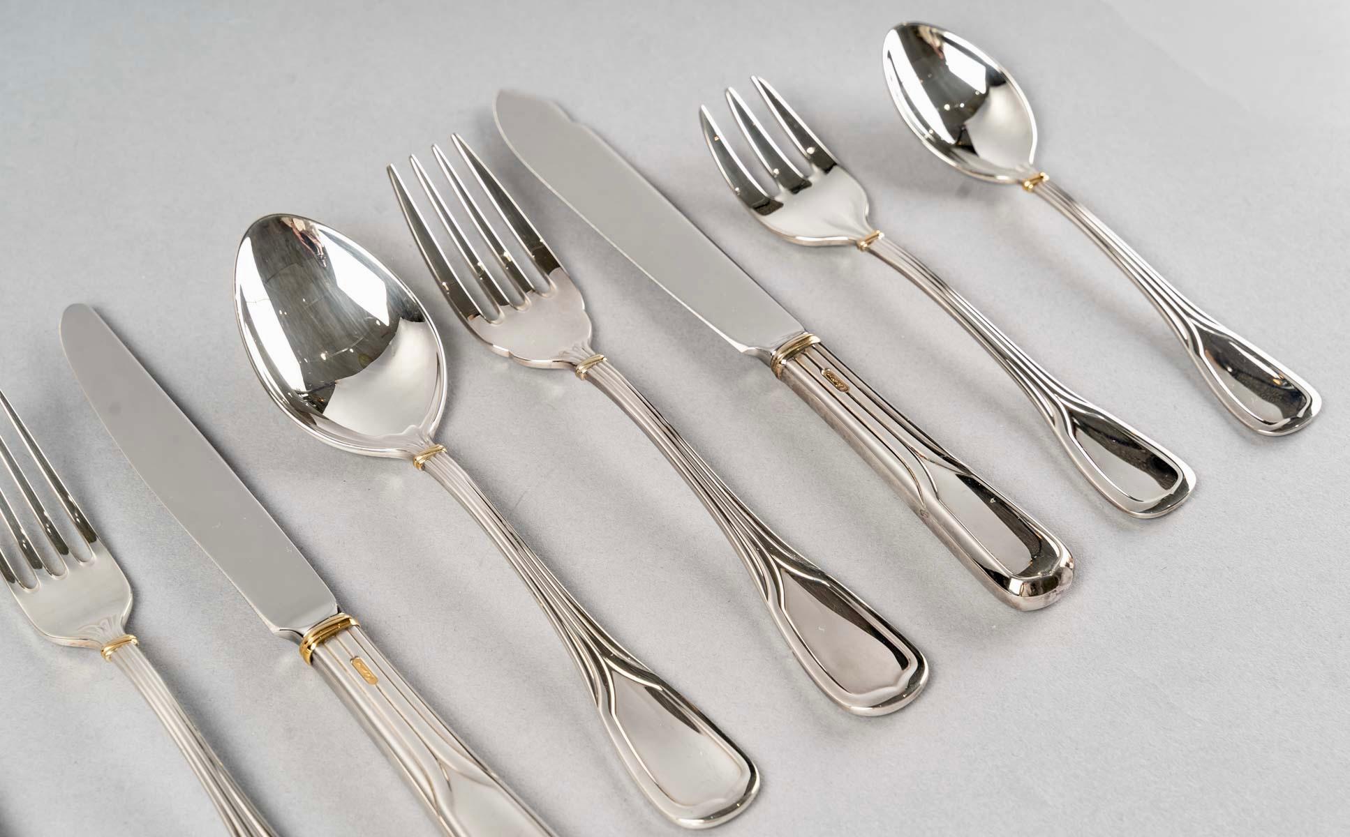 Flatware Cutlery Set “La Maison du Prince” made in plated silver by Cartier in 1988.
Each piece is signed “Cartier” in a golden cartouche.

Excellent condition. All the pieces are in box.

110-piece Cartier Set including:
- 12 table forks
-