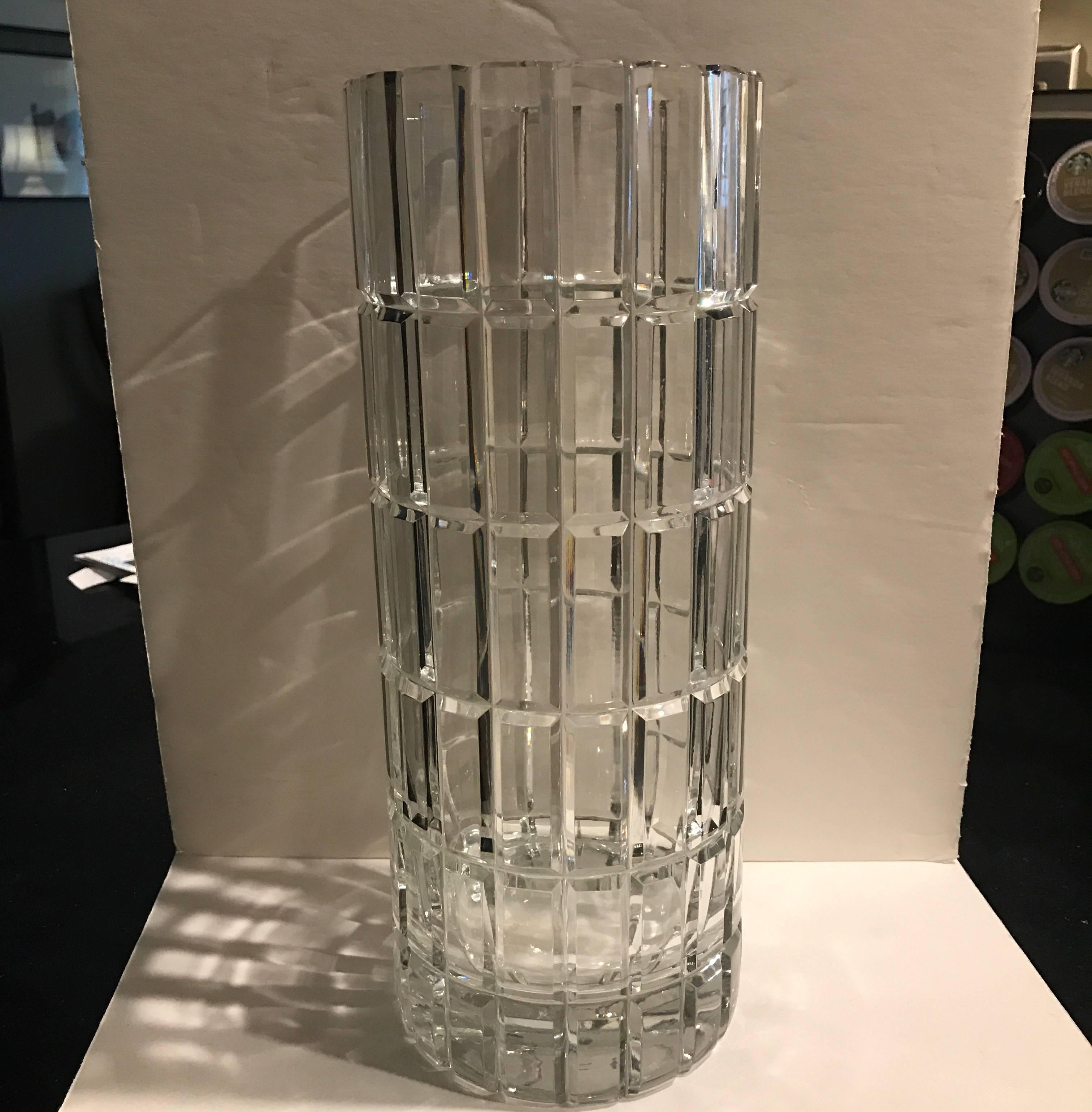 Un grand vase cylindrique en cristal taillé en cristal français transparent signé Cartier sur le fond. Les coupes de vitres chatoyantes de l'un des meilleurs détaillants au monde. Ils ont été fabriqués dans des tailles plus petites, celui-ci étant