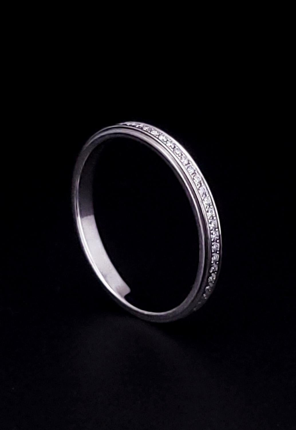 ANILLO CARTIER D'AMOUR DIAMANTE PLATINO

Cartier d'Amour es una colección redonda y delicada basada en la reinterpretación de un modelo de 1938. El brillo de cada diamante en su engaste cerrado se ve realzado por la cinta micropavimentada que lo
