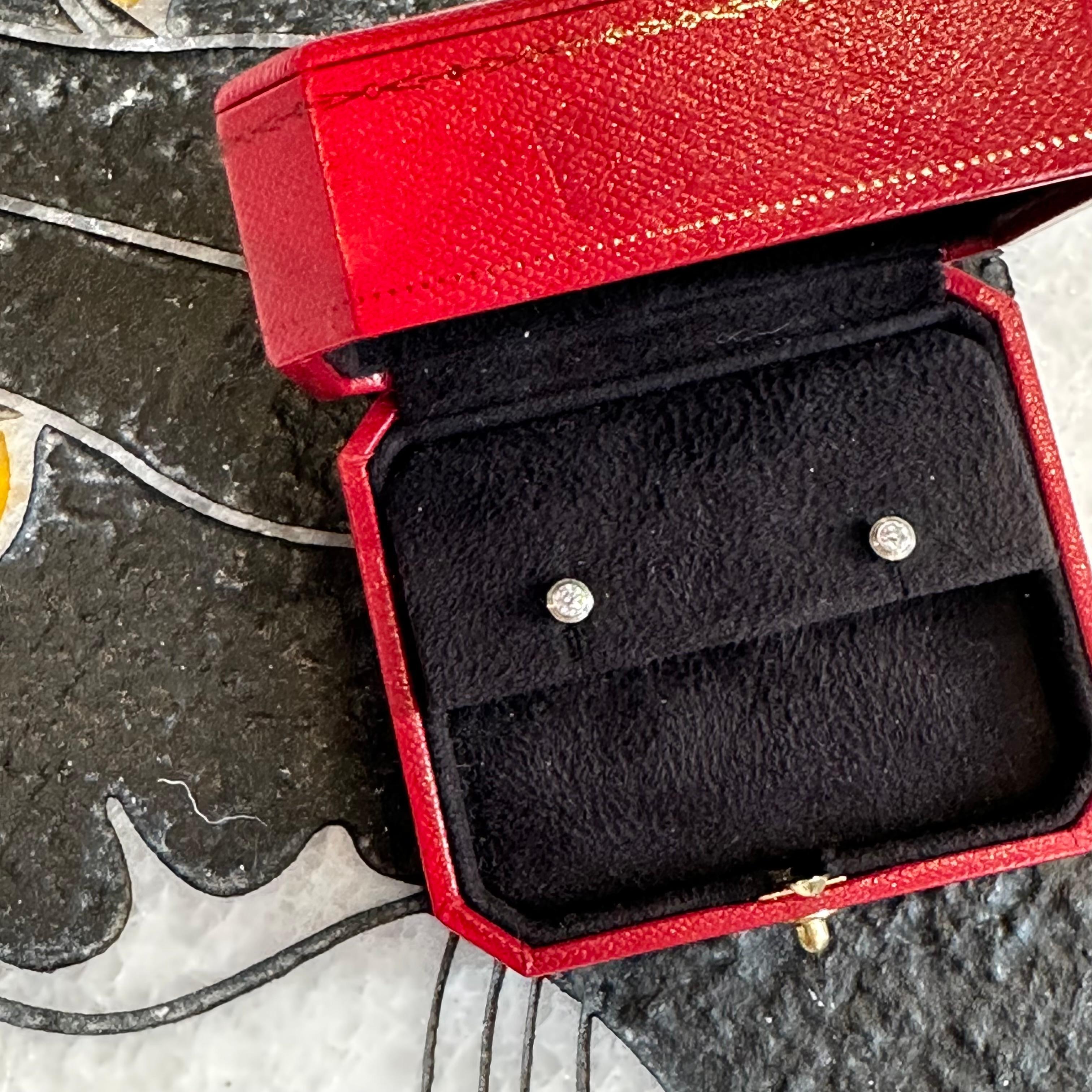 Pendientes Cartier D'Amour, modelo mediano en oro blanco de 18 quilates Corte redondo
