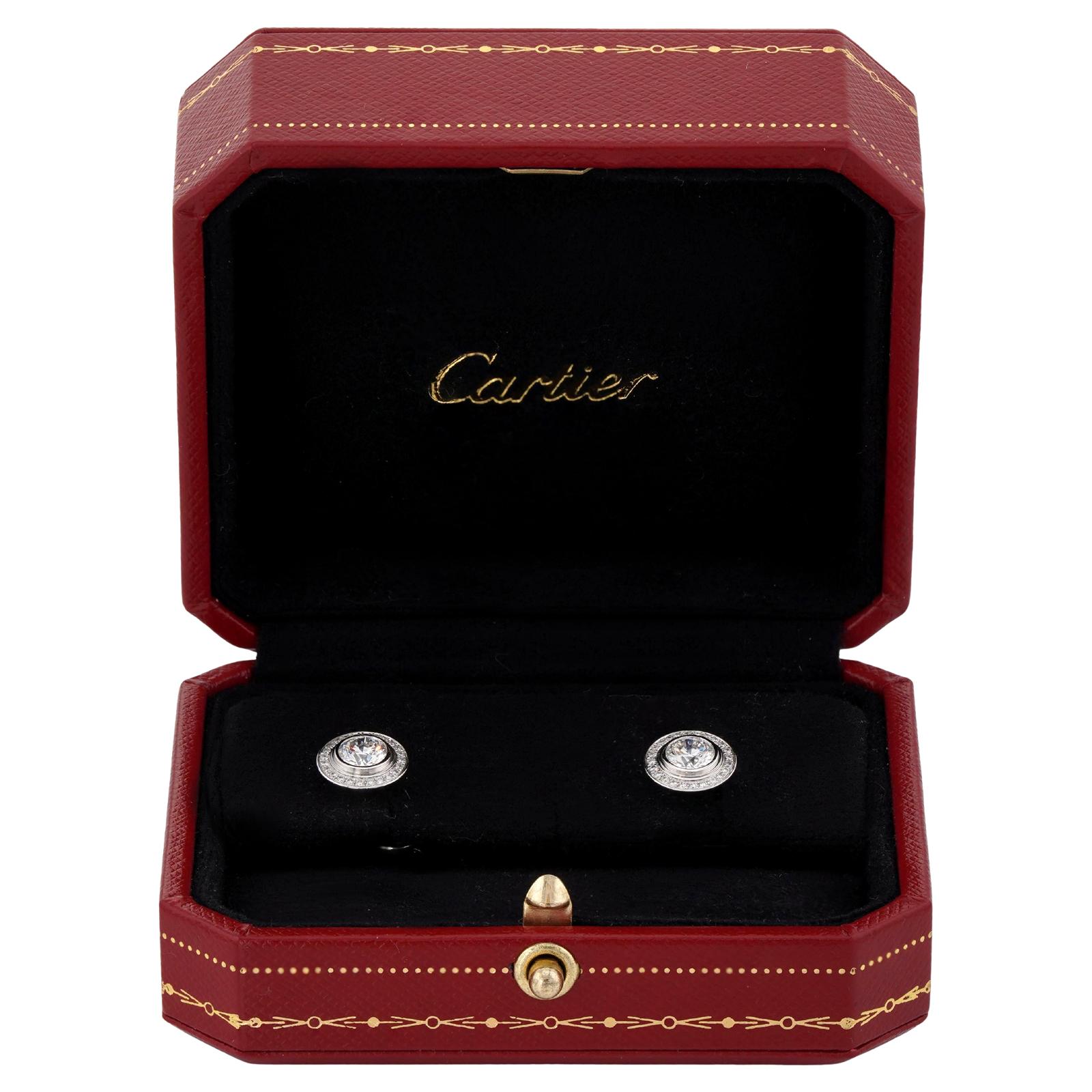 Questi squisiti orecchini a perno Cartier della classica collezione d'Amour sono realizzati in oro bianco 18 carati e incastonati con diamanti rotondi taglio brillante D-E-F VVS1-VVS2 per un peso stimato di 1,20 carati. Realizzato in Francia nel