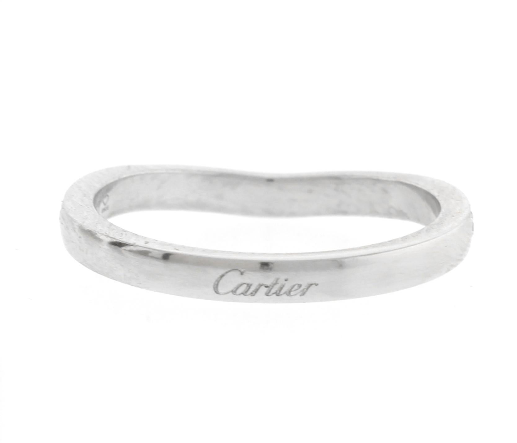 De Cartier, esta alianza pertenece a la colección d'Amour. Este anillo está contorneado para encajar alrededor de un anillo de compromiso.
- Diseñador: Cartier
- Metal: Platino
- Circa: 2015
- Talla: 49, 4 3/4
- Piedras preciosas: Diamantes
- Peso
