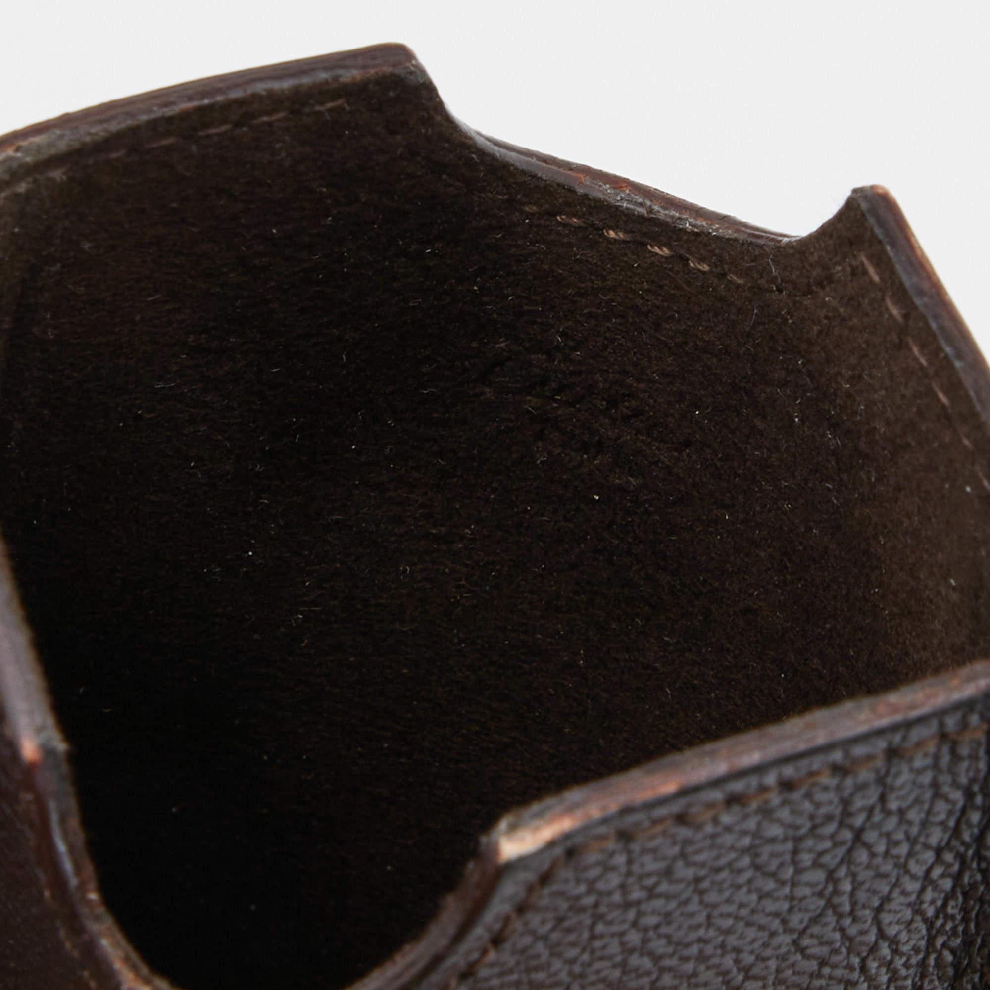 Pour transporter votre téléphone en toute sécurité et avec style  Cartier propose cet étui pour téléphone portable en cuir marron foncé, orné de la signature de la marque sur le devant. Sa lumière  durable  et super pratique.