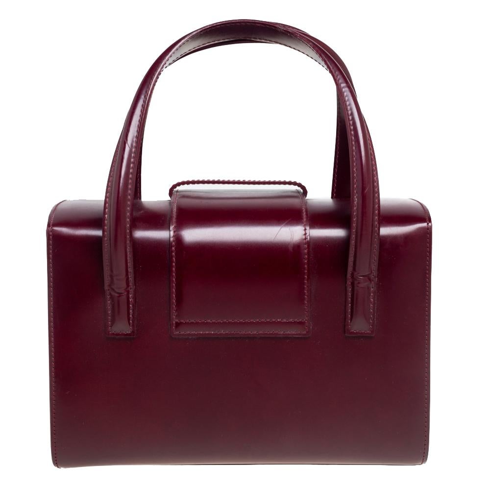 Presented by the House of Cartier, this Panthere bag is skillfully designed with utmost precision and mastery. This bag comprises of a dark red leather exterior with silver-tone hardware embellishing its boxy silhouette. It has two handles. Obtain a