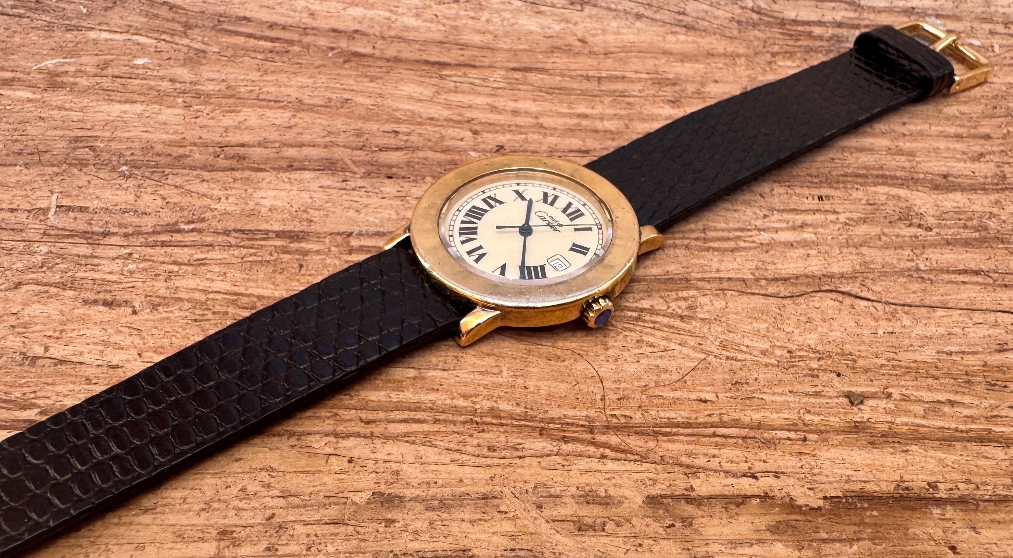 Marca: Cartier

Model No: Ronde

Número de referencia: 18001

País de fabricación: Suiza

Movimiento: Cuarzo

Material de la caja: Plata de ley / Oro

Medidas : Anchura de la caja: 33 mm. (sin corona)

Tipo de banda : Cuero After Market

Estado de