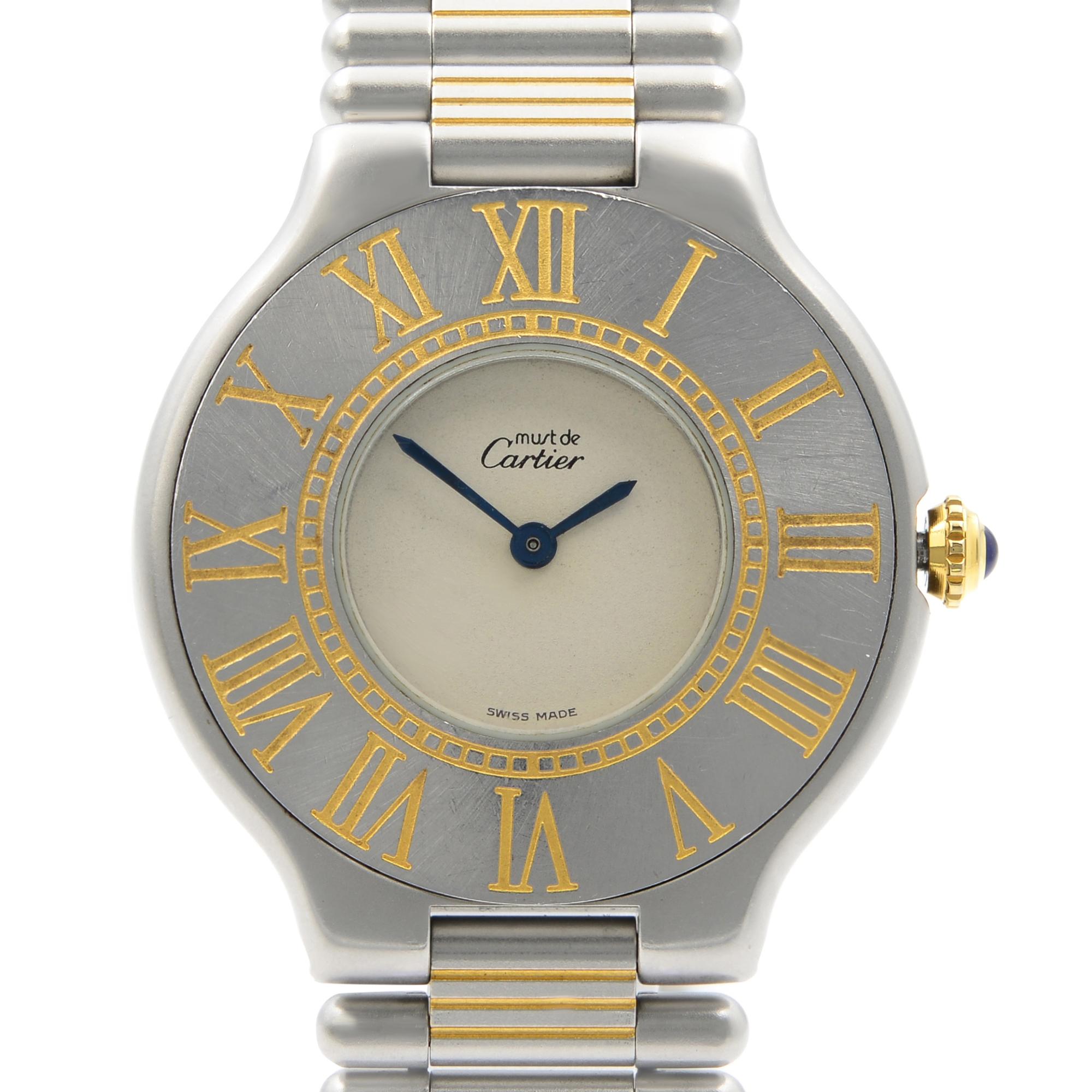 Pre Owned Cartier de Must 21 Stahl Blau Zeiger Silber Zifferblatt Quarz Damenuhr 9010. Dieser schöne Zeitmesser wird durch Quarz (Batterie) Bewegung angetrieben und Features: Rundes mattes Edelstahlgehäuse mit zweifarbigem Stahlarmband, feststehende