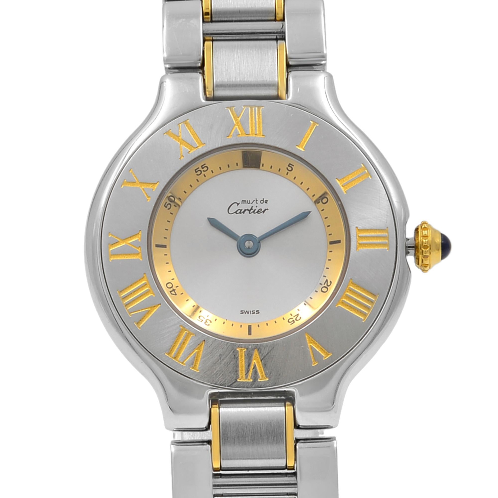 Este Cartier Must 21 W10073R6 de segunda mano es un precioso reloj de señora con movimiento de cuarzo y caja de acero inoxidable. Tiene una cara de forma redonda,  esfera y tiene marcadores manuales estilo números romanos. Se completa con una correa