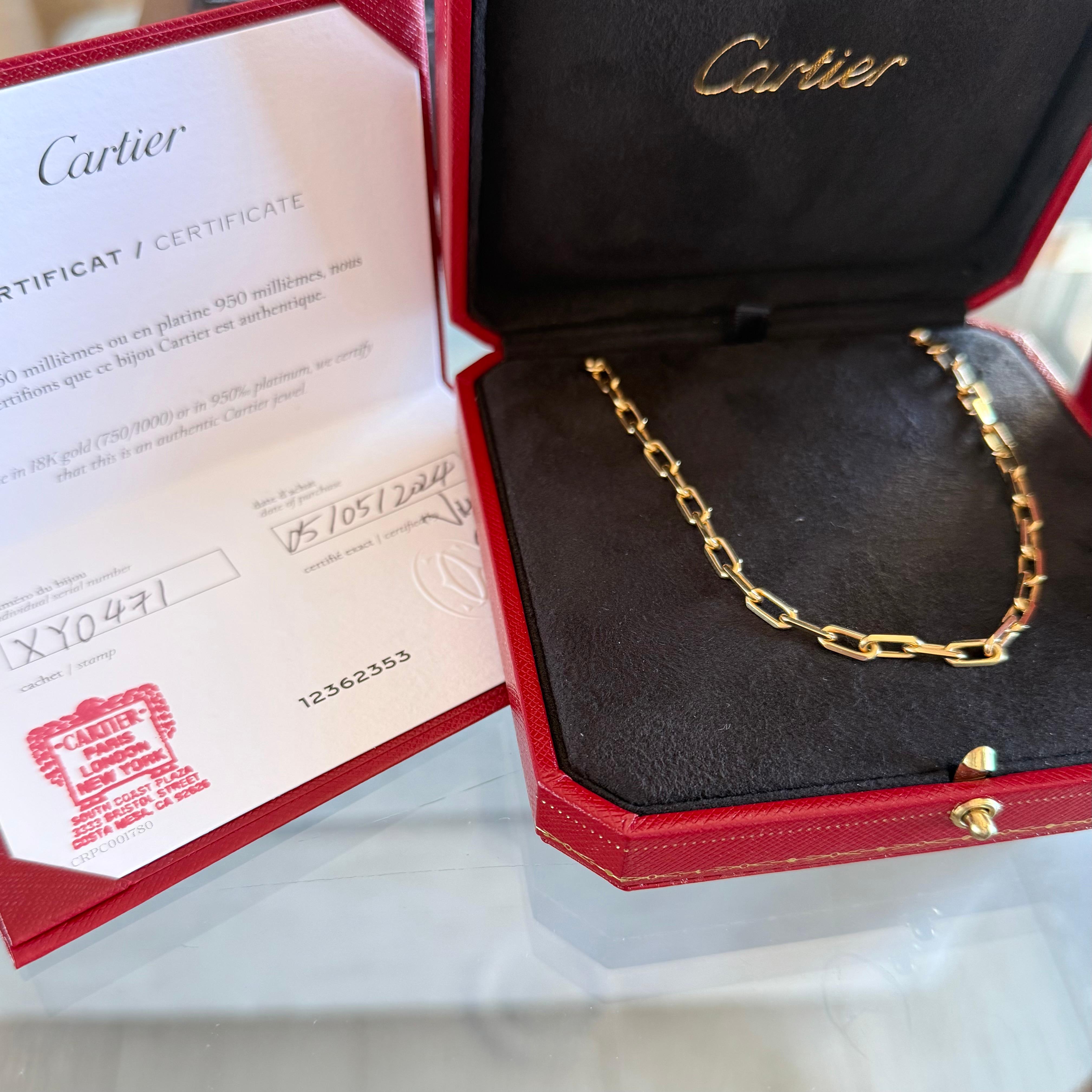 2024 Cartier 22 Zoll Santose Link Kette.
Gekauft 2024
18kt Yeoow Gold
22. Zoll Länge 
Signiert Nummeriert
Cartier Zertifizierung COA datiert 2024
Verkauft komplett mit Box und Papieren

