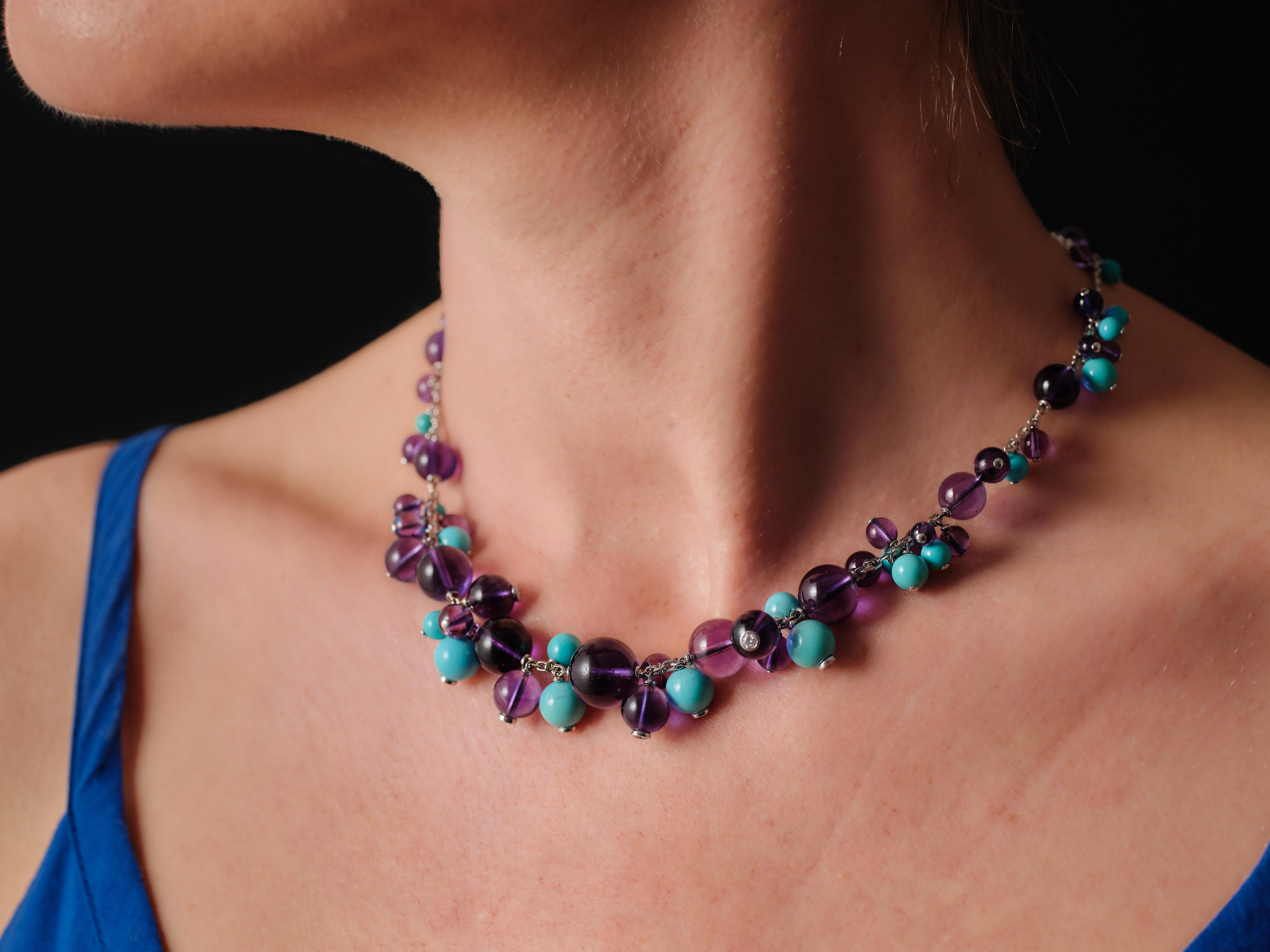 Par l'inimitable Maison Cartier, collier 'Délices de Goa' orné d'une succession de perles, turquoises et améthystes dont certaines sont enrichies de diamants taille brillant. De délicieuses baies auxquelles on ne peut résister ! La collection Les