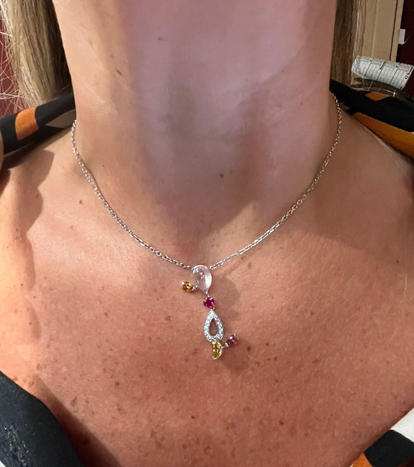 Cartier: 18 Karat Weißgold Halskette mit Anhänger „Delices“ mit mehreren Edelsteinen (Cabochon)