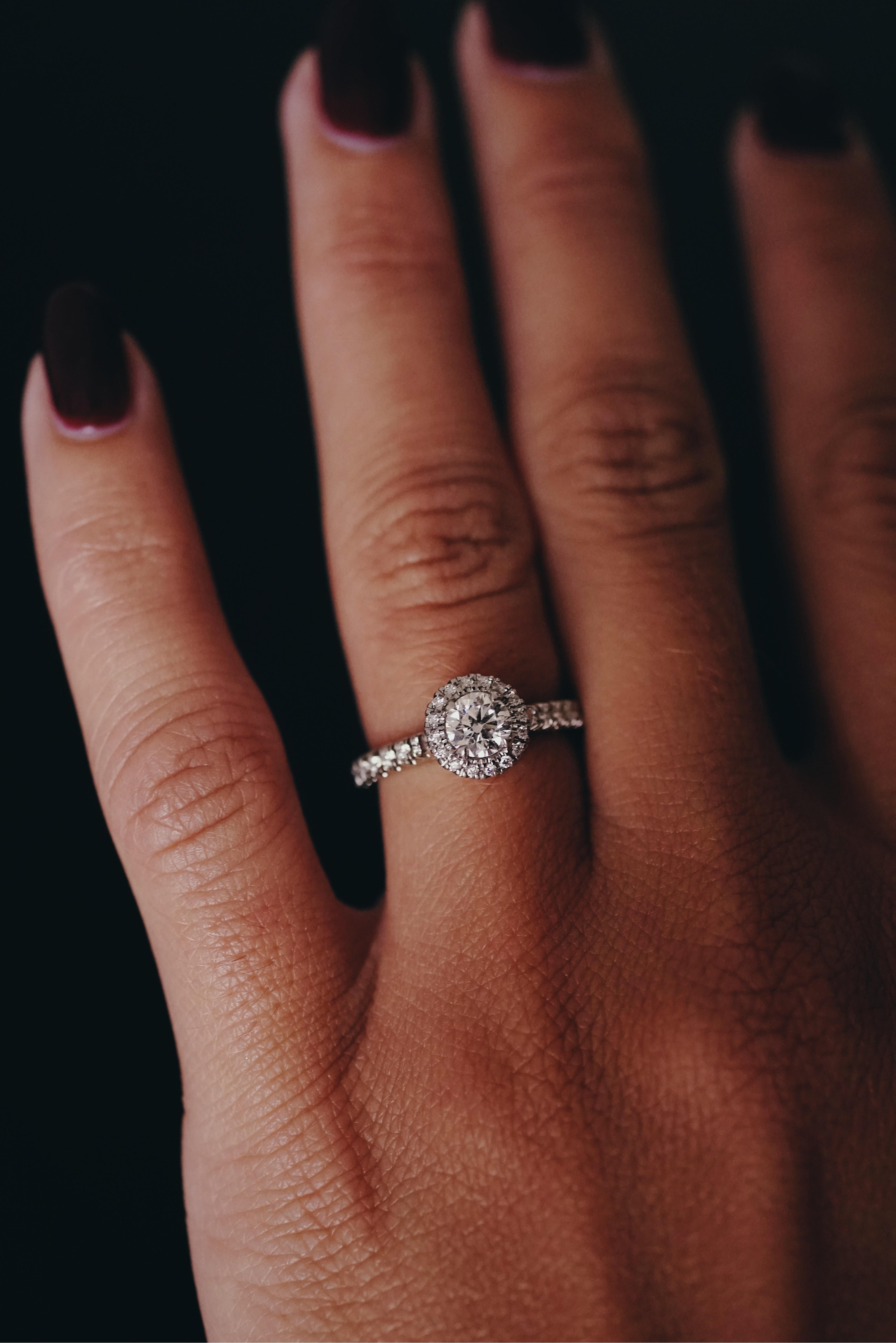 Cartier, Anillo de diamantes Desitnee Solitario talla redonda GIA 0,42 quilates G/VS1 en Excelente Estado en Paris, FR