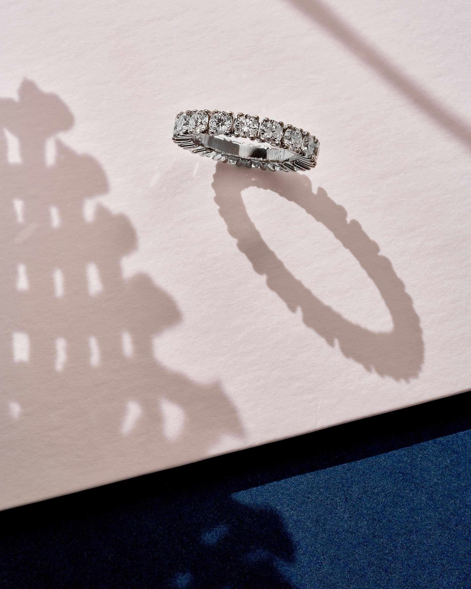 Cartier Destinée wedding band  
- Material: Platinum  
- Gemstones: 18 brilliant-cut diamonds with a total weight of 2.56 carats  
- Width: 4.1 mm
- Size: 50  
- Year: 2020  
- Accesoires: Includes Cartier original box and certificate  

A timeless