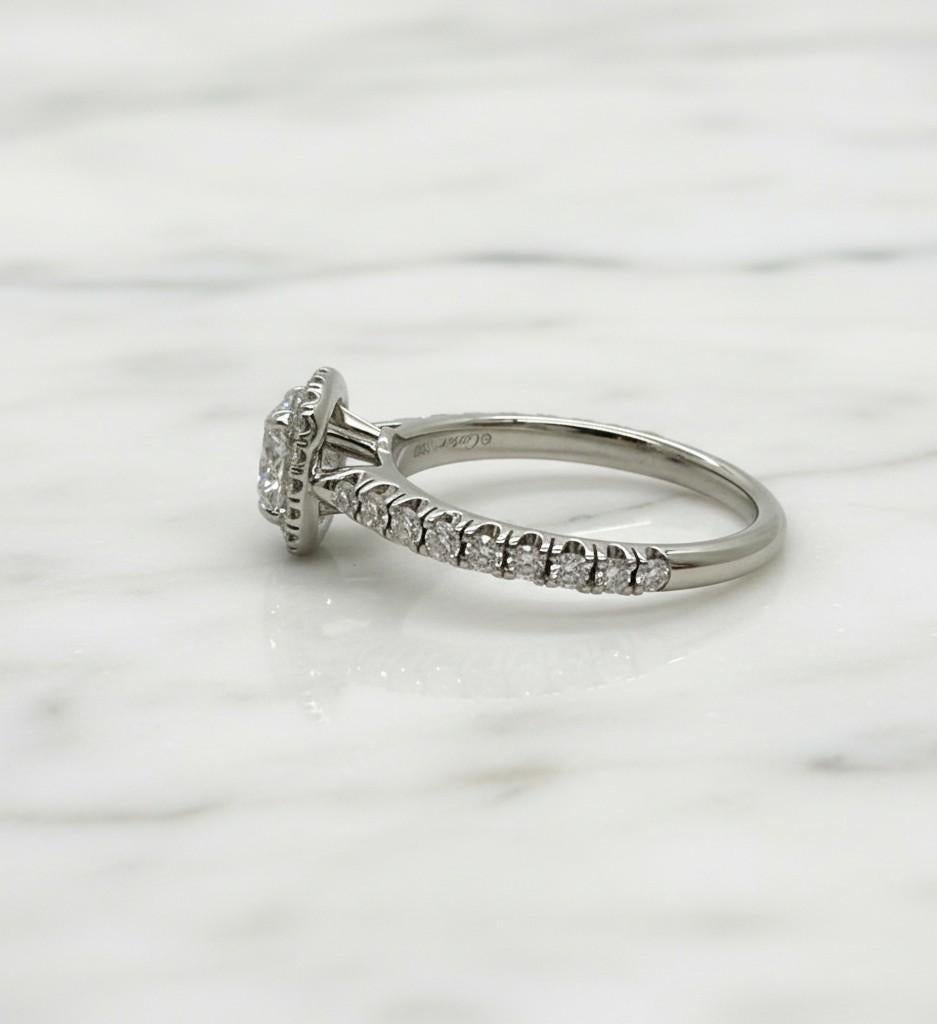 El anillo de compromiso Destinée de Cartier muestra la belleza y elegancia atemporales que definen la icónica colección nupcial de la Maison. En su centro brilla un diamante brillante modificado en cojín de 1,15 quilates, de color H y claridad VS1,