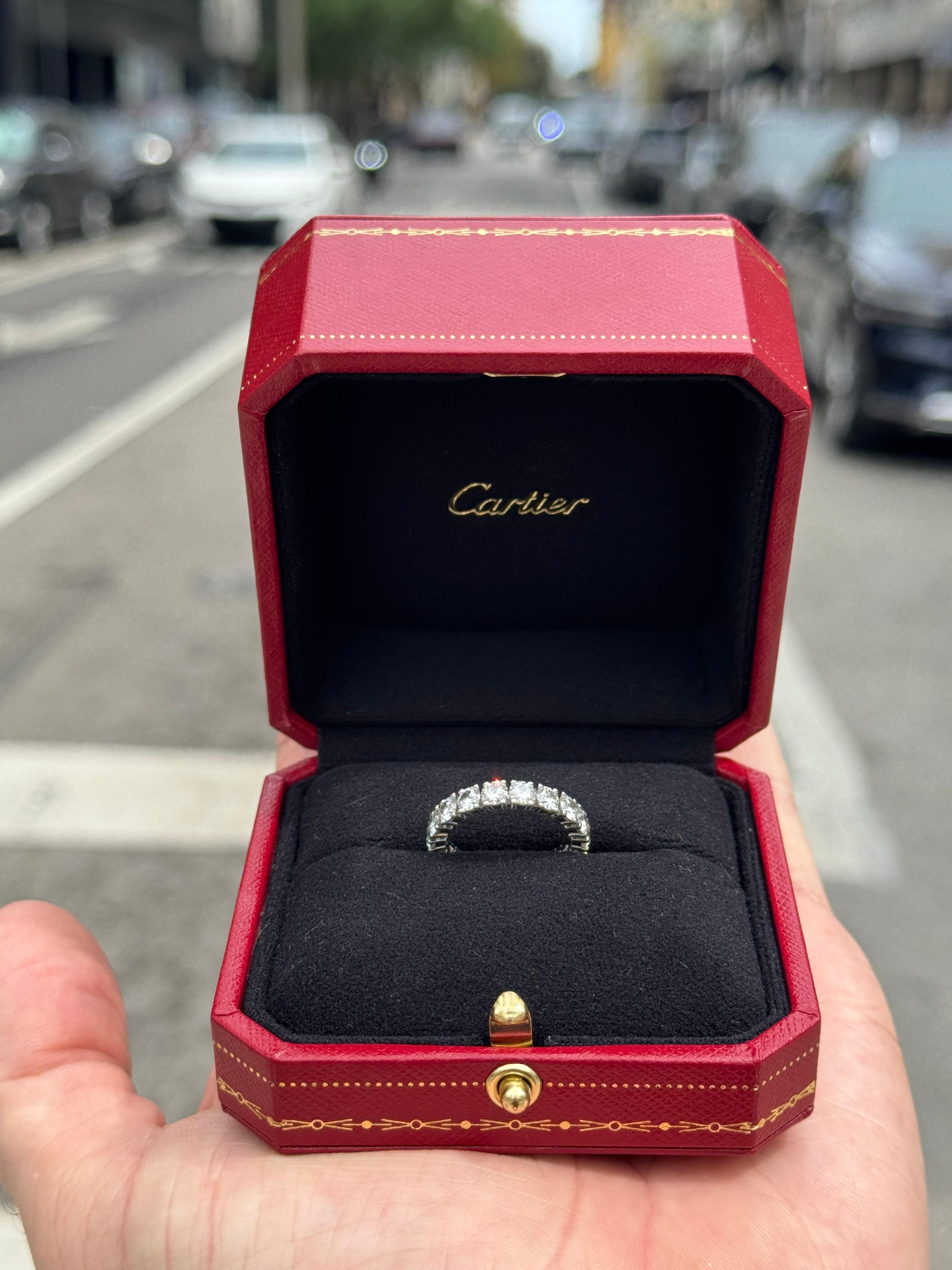 Magnifique bague fabriquée à la main par le célèbre designer Cartier.  La bague est issue de la collection 