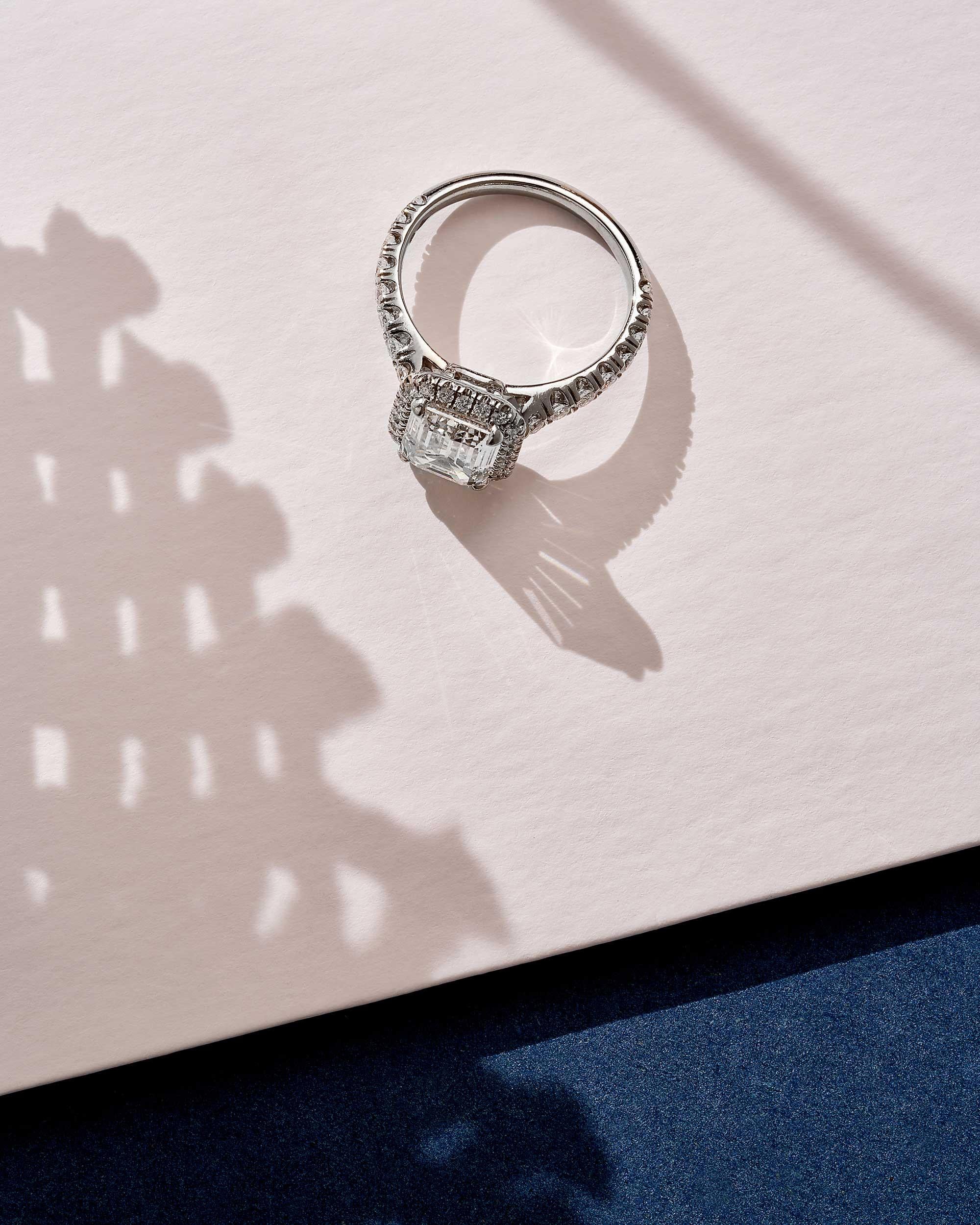 Cartier Destinée Solitär Ring
- MATERIAL: Weißgold  
- Edelstein: Diamant im Smaragdschliff (2,52 ct., Farbe G, Reinheit VS1)  
- Jahr: 2020  
- Größe: 51  
- Zubehör: Inklusive original Cartier-Box, Zertifikat und GIA-Zertifikat  

Ein exquisites