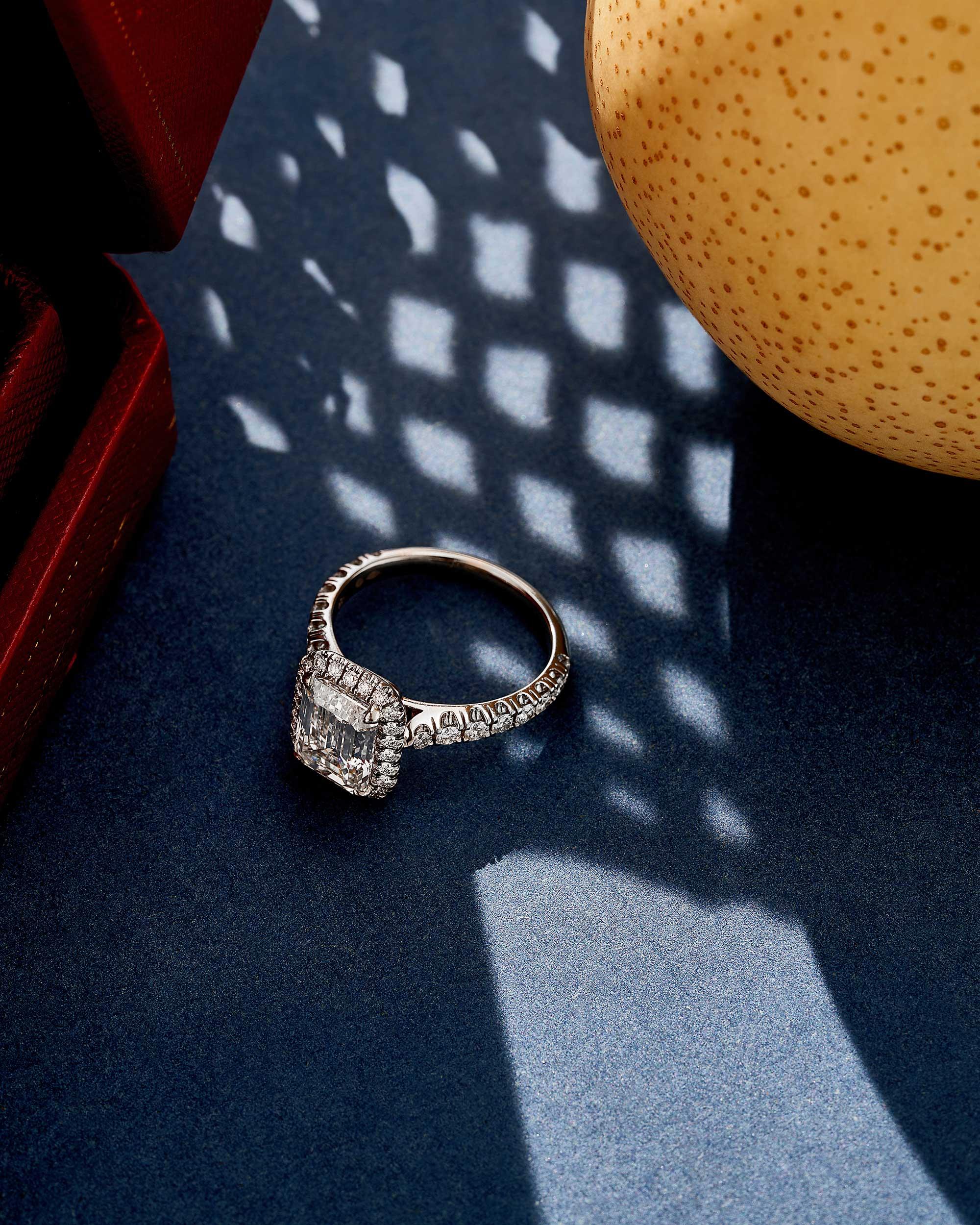 Cartier Destinée Solitär 2,52 Karat Smaragdschliff Diamant Verlobungsring im Zustand „Hervorragend“ in Berlin, DE
