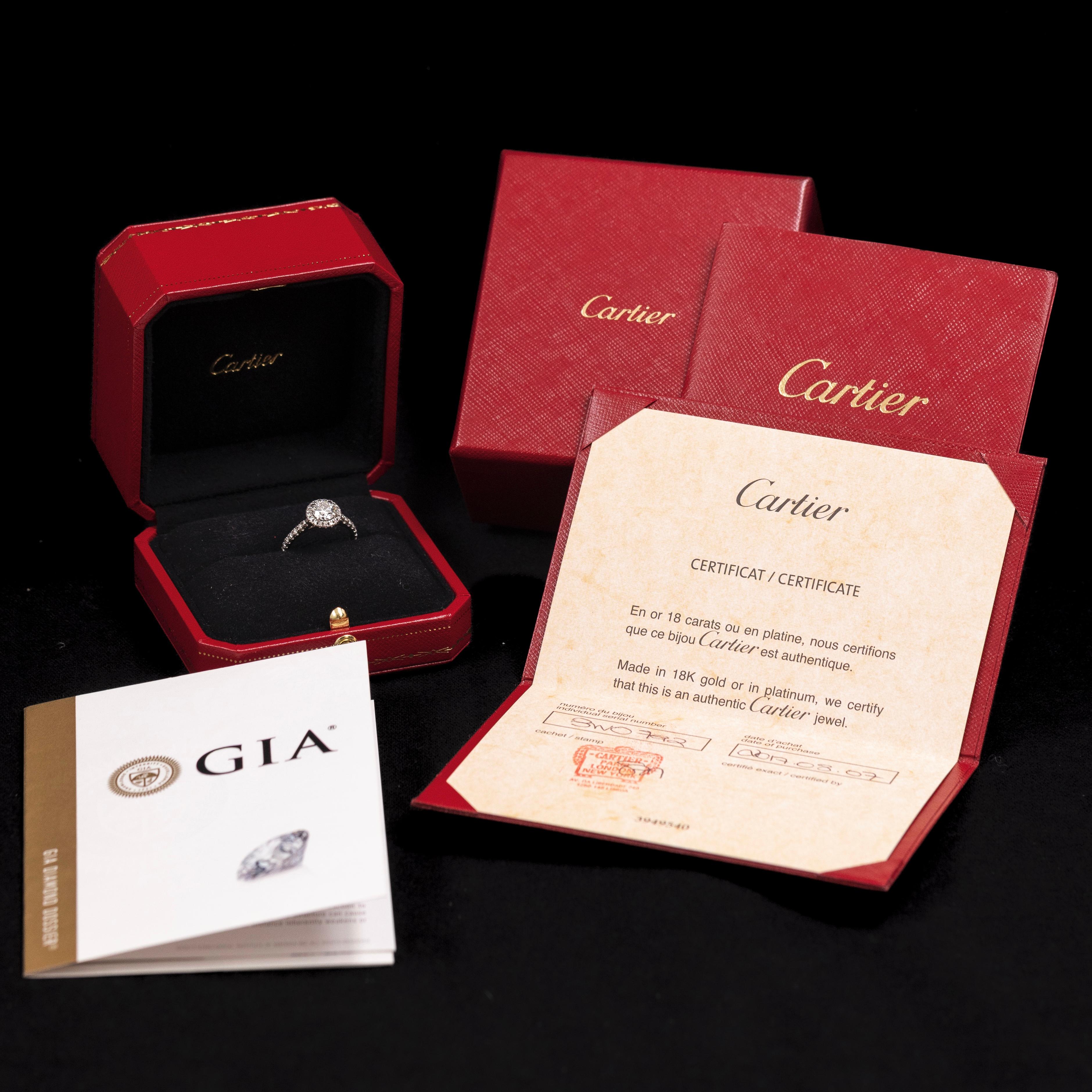 Bague de fiançailles Cartier Destinée solitaire en diamant rond de taille Brilliante en platine, de 2017, serti complet avec boîte, papiers et rapport GIA.

Bague de fiançailles emblématique de Cartier, la Destinée Solitaire est ornée d'un diamant
