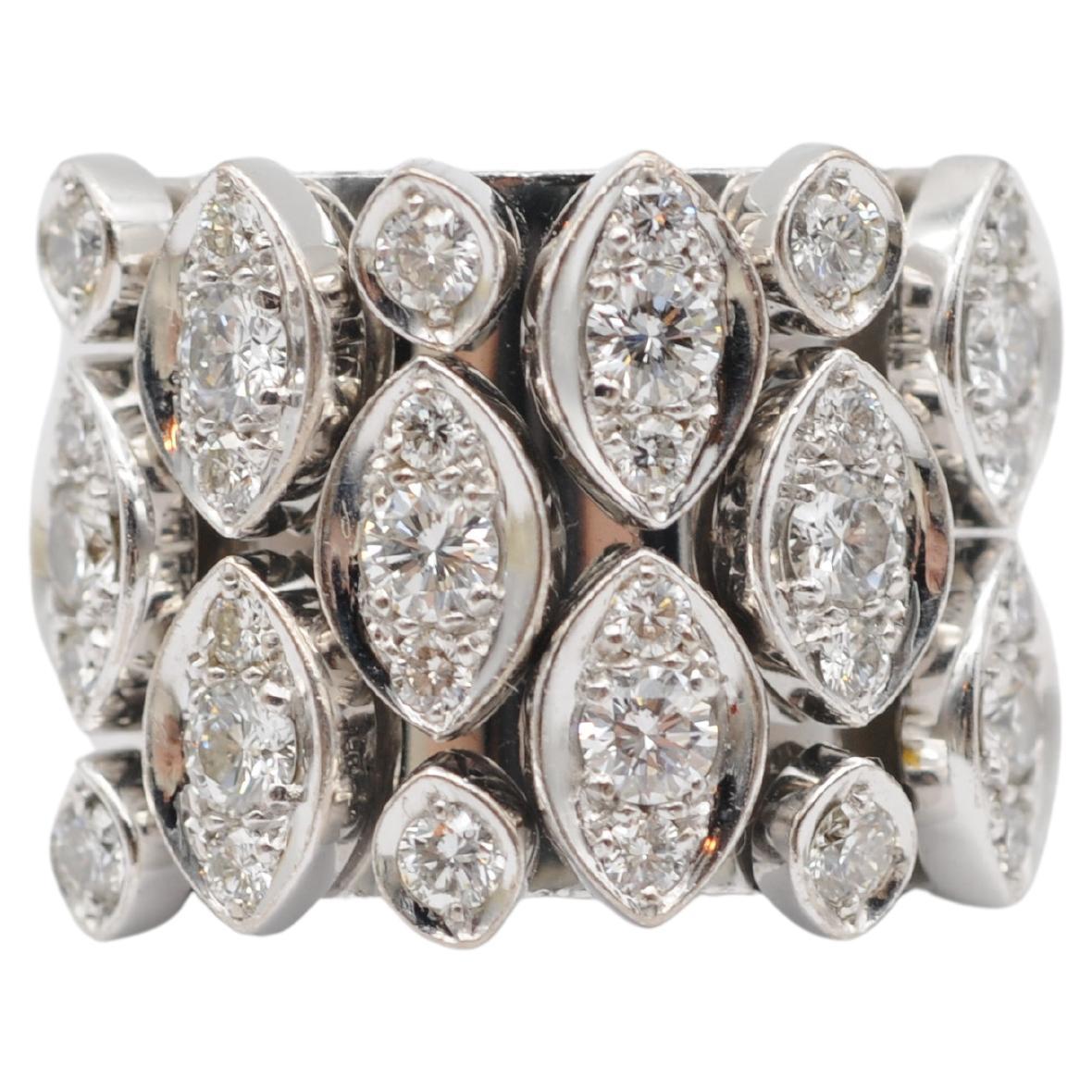 Der Cartier-Diamantring aus der Collection Diadea präsentiert Diamanten von höchster Qualität in einer opulenten Fassung aus 18 Karat Weißgold. Die runden Diamanten im Brillantschliff glänzen mit außergewöhnlicher Brillanz, die durch das raffinierte
