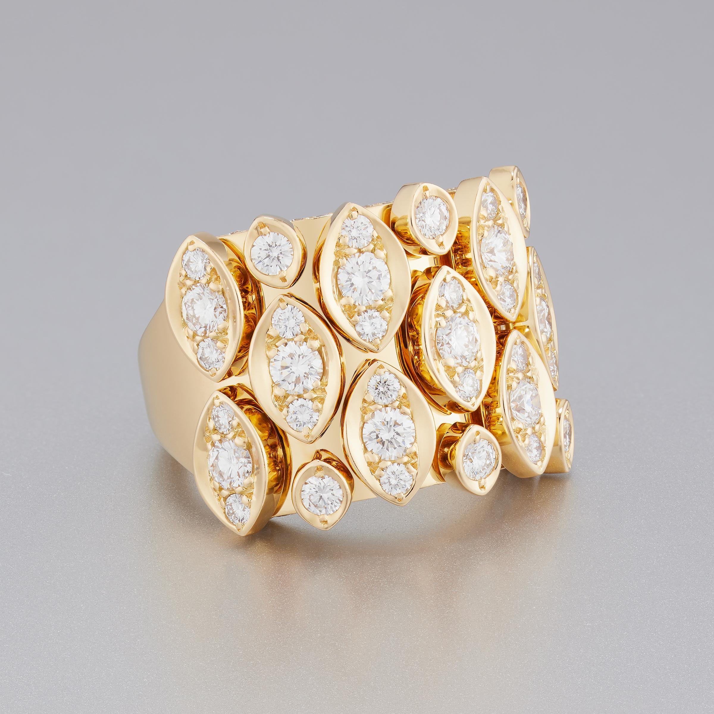 La spectaculaire bague en diamant Cartier de la collection Diadea présente environ 1,6 carats de diamants de la plus haute qualité (couleur E-F et pureté VVS) sertis dans une opulente monture en or jaune 18 carats. Les diamants ronds et brillants