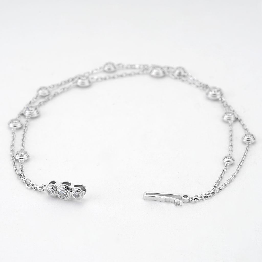 Cartier Diamants Legers Collection Armband. Das Armband ist 7 Zoll lang, besteht aus 18 Karat Weißgold und wiegt 3,3 DWT (ca. 5,13 Gramm). Außerdem hat er 15 runde Diamanten.