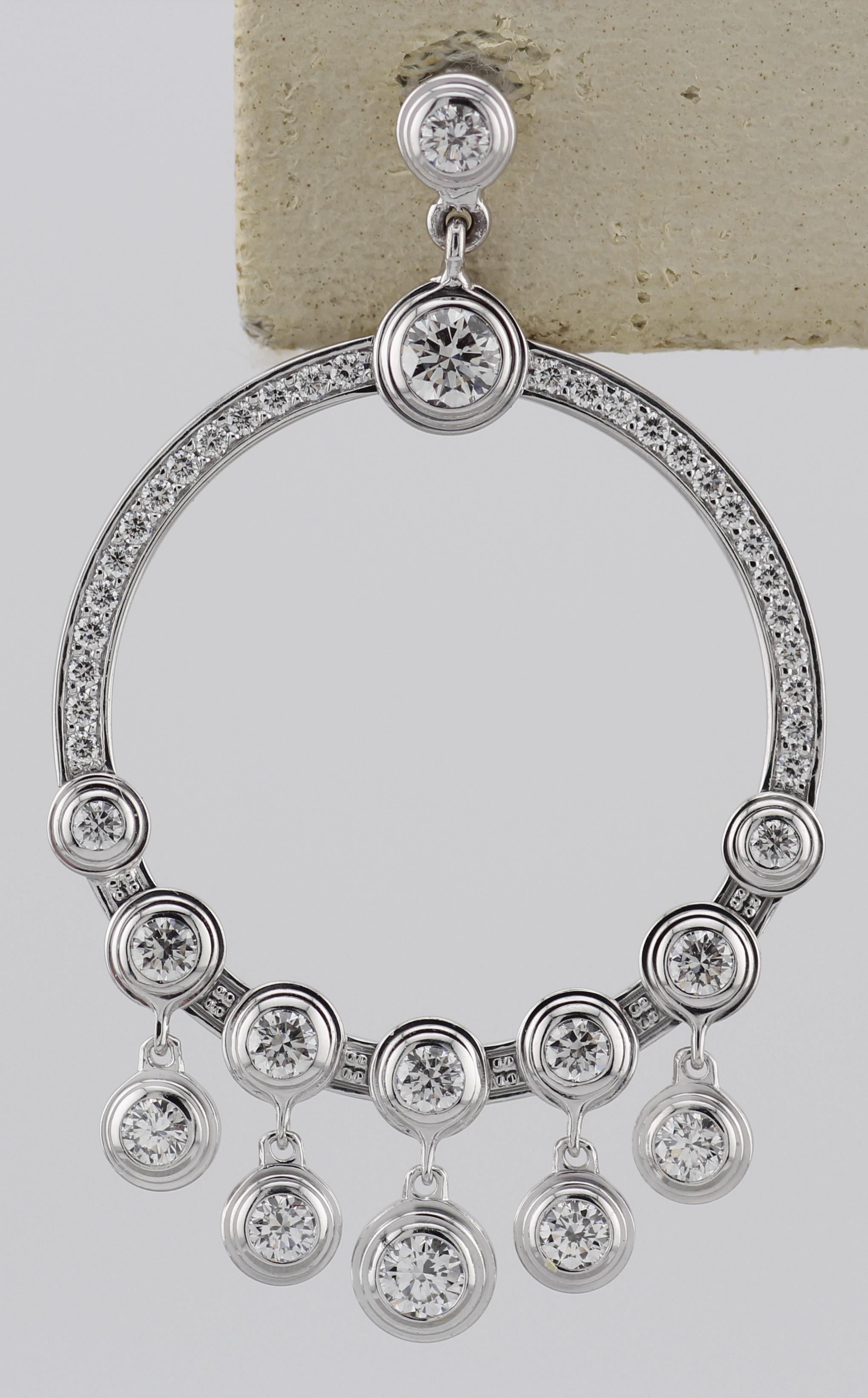 Taille ronde Cartier Diamants Legers  Boucles d'oreilles chandelier en or blanc 18k avec diamants en vente