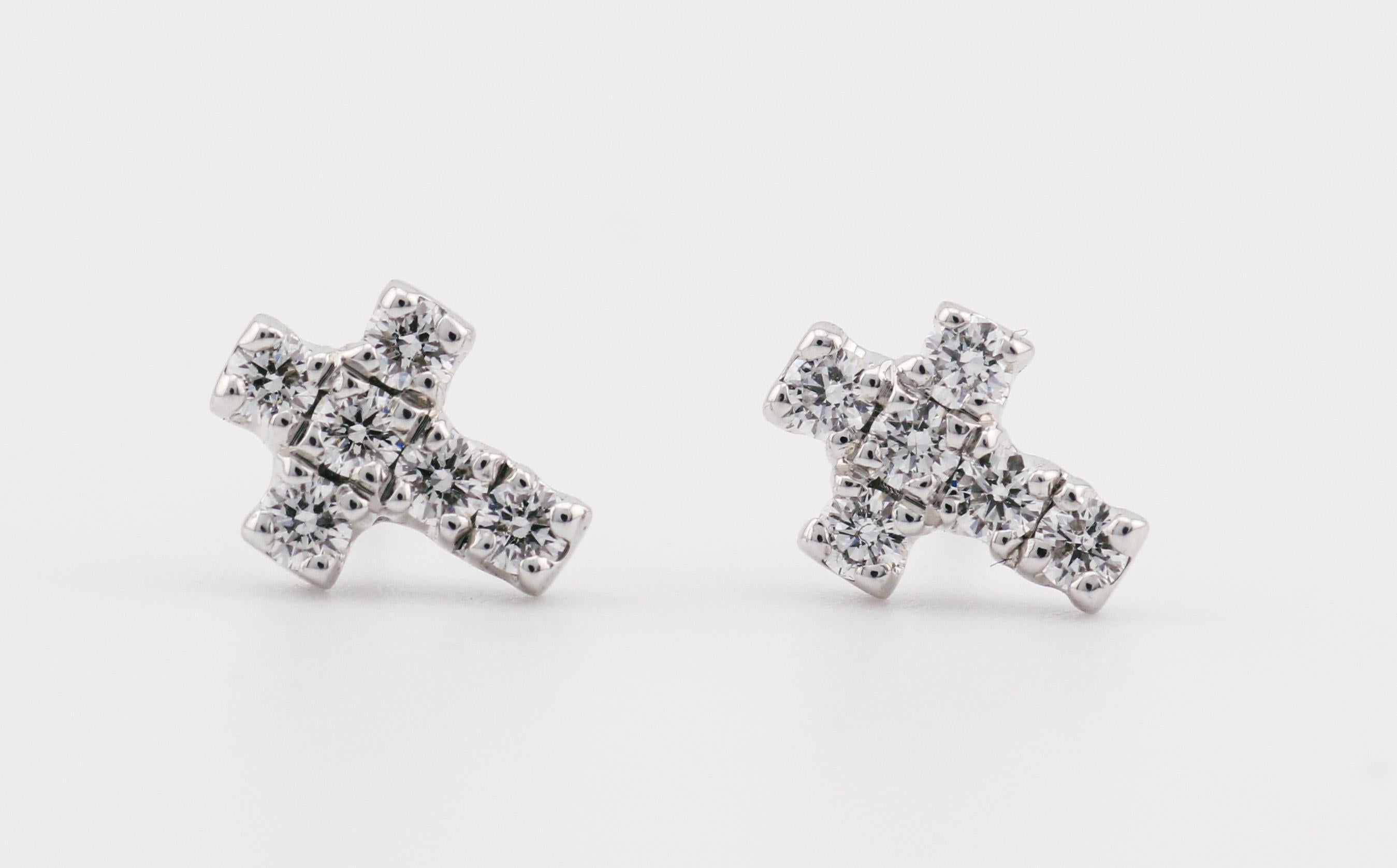 Los pendientes Cruz de oro blanco de 18 quilates con diamantes Cartier son una sublime fusión de simbolismo religioso y artesanía de lujo de alta gama, creada por la apreciada casa Cartier. Estos pendientes desprenden una elegancia discreta que dice