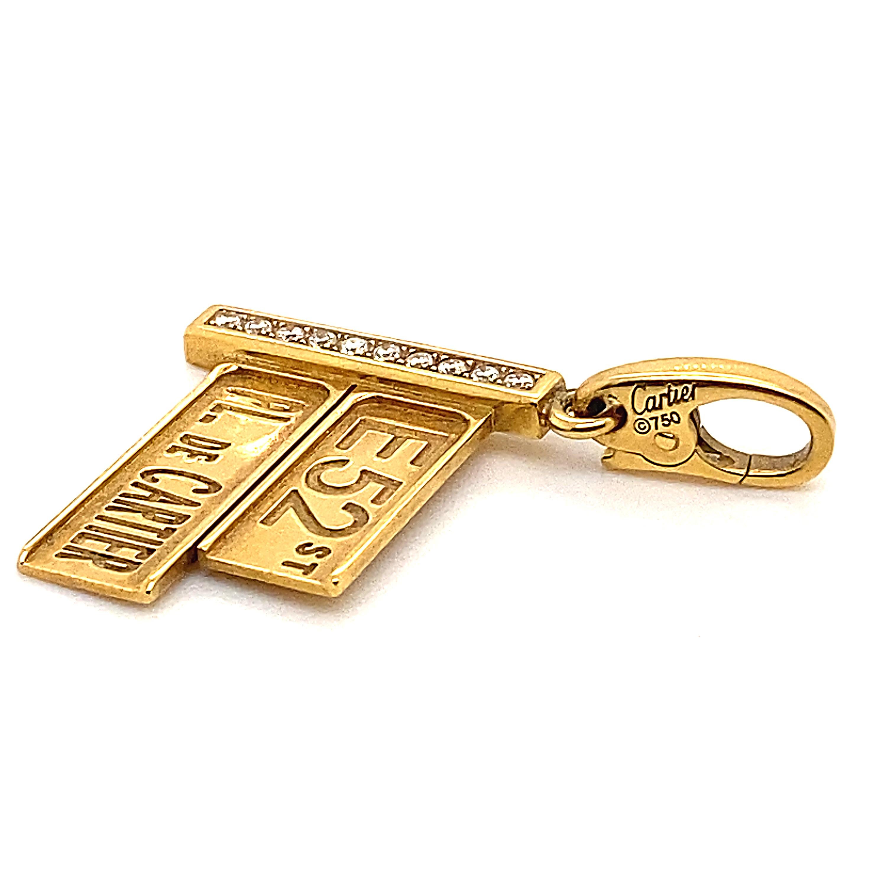 Ein Cartier Diamant 18 Karat Gelbgold E52 St Place De Cartier Charme, um 2000.

Ein schöner Charme von Cartier, der als Miniaturversion des ikonischen Straßenschilds Place de Cartier an der Fifth Avenue & 52nd Street geschaffen wurde.

Die Stadt New