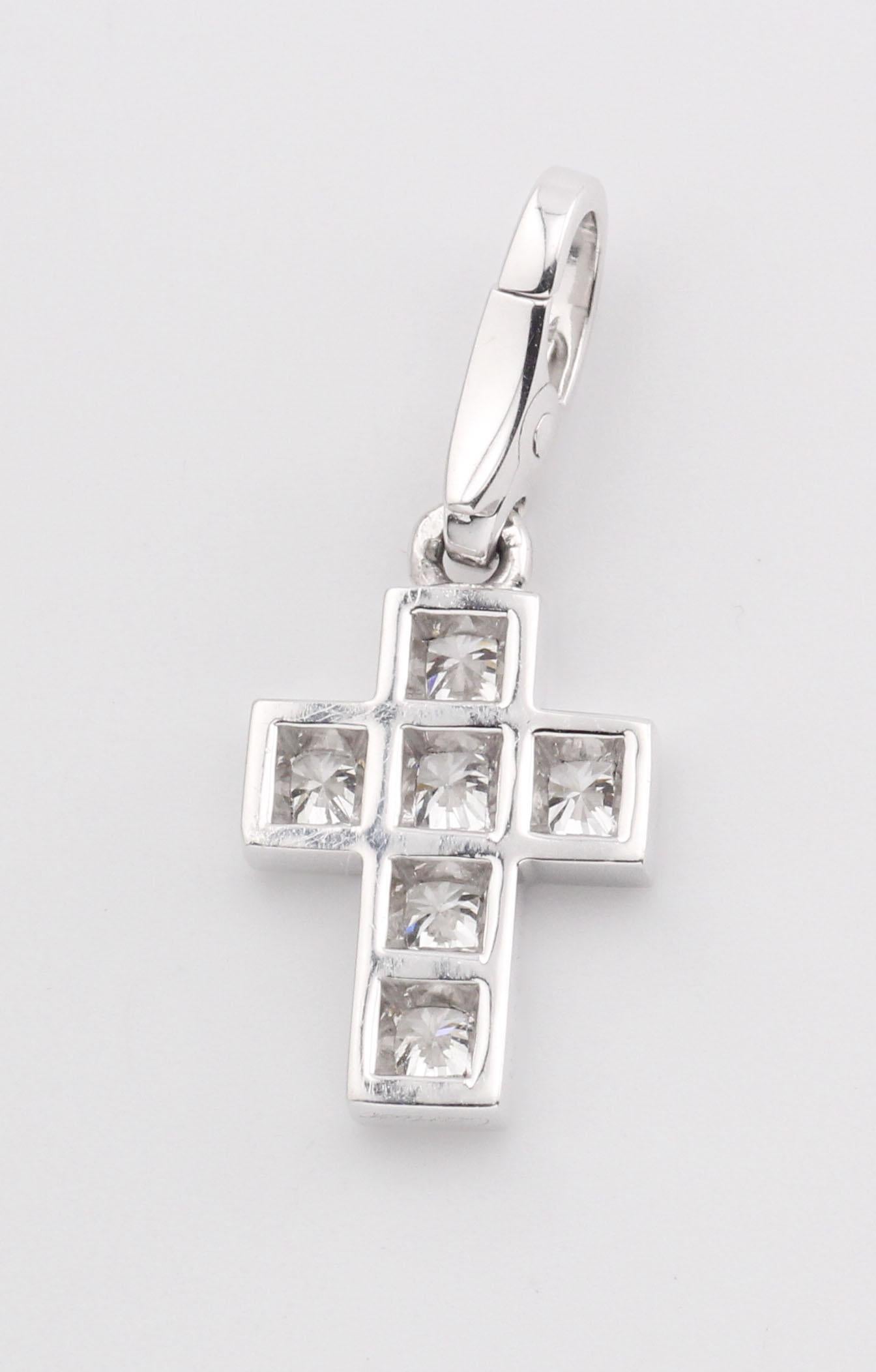 Taille ronde Cartier Pendentif breloque croix en or blanc 18 carats avec diamants en vente