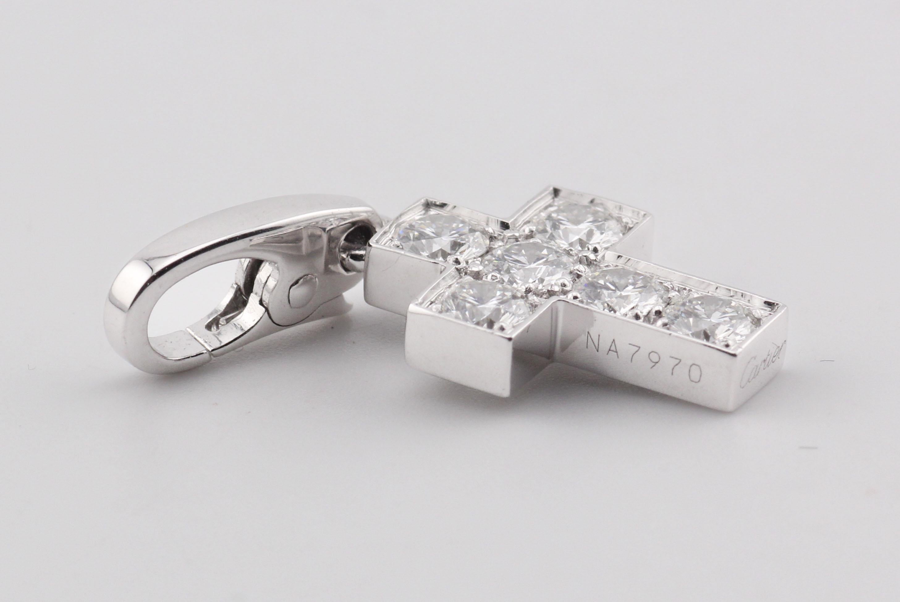 Cartier Pendentif breloque croix en or blanc 18 carats avec diamants Excellent état - En vente à Simpsonville, SC