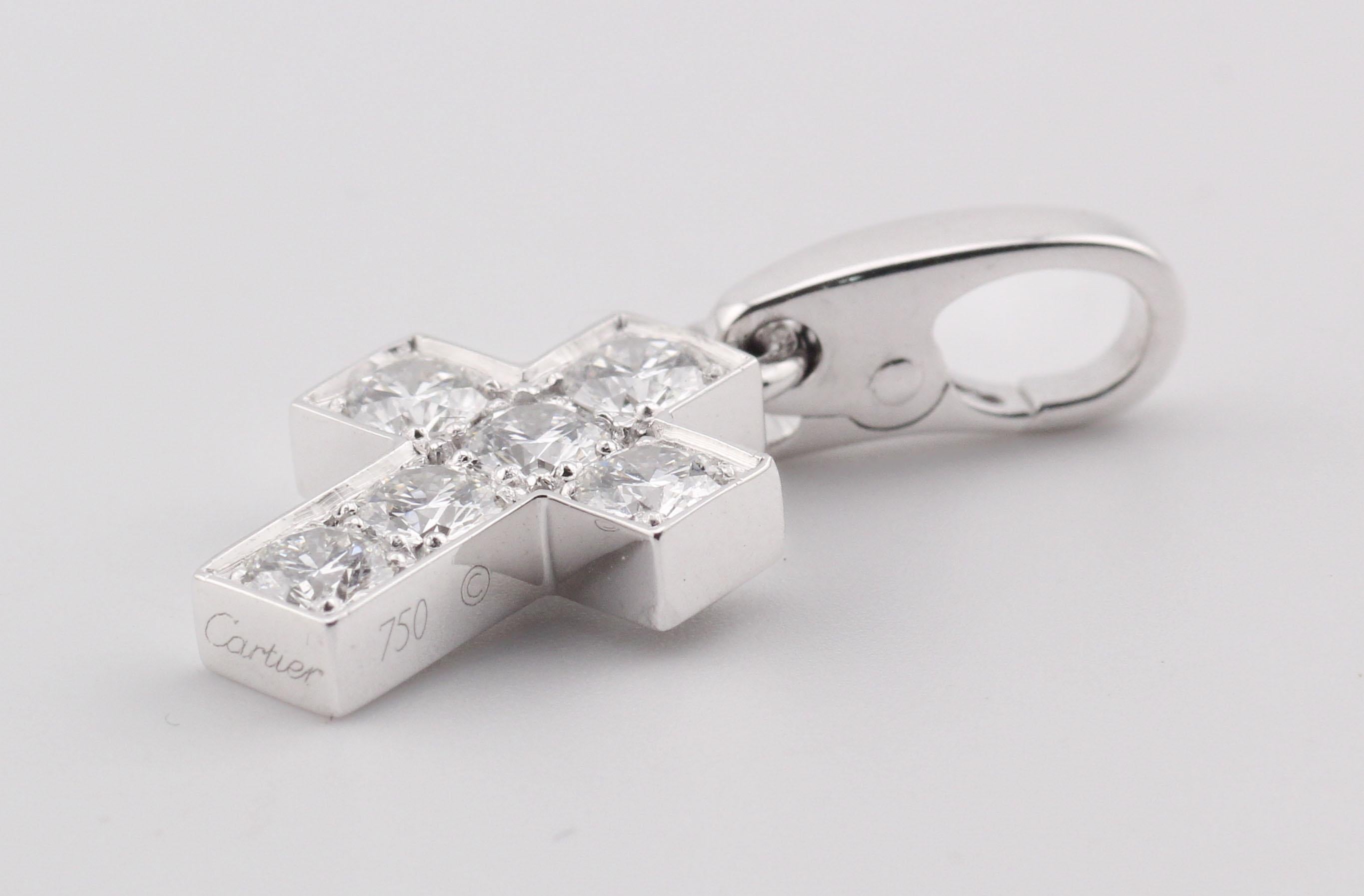 Cartier Pendentif breloque croix en or blanc 18 carats avec diamants Pour femmes en vente