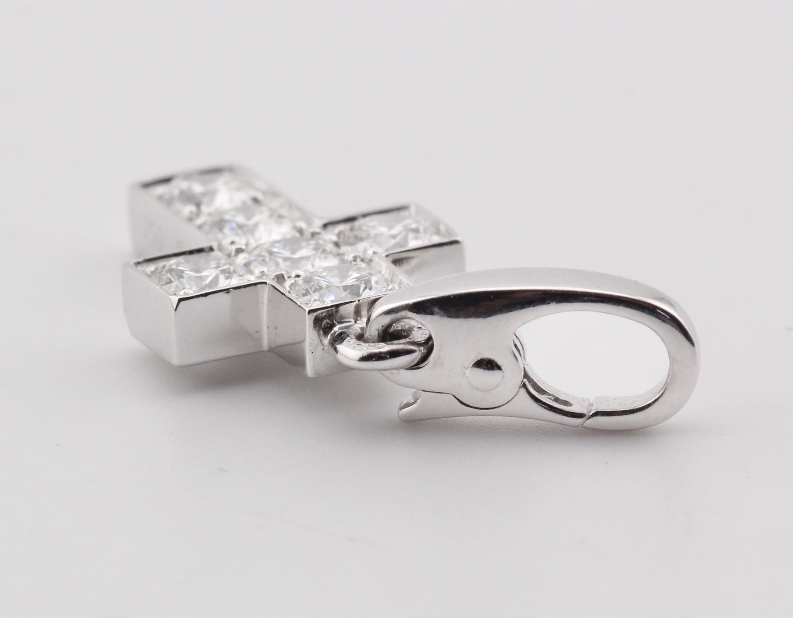Cartier Pendentif breloque croix en or blanc 18 carats avec diamants en vente 1