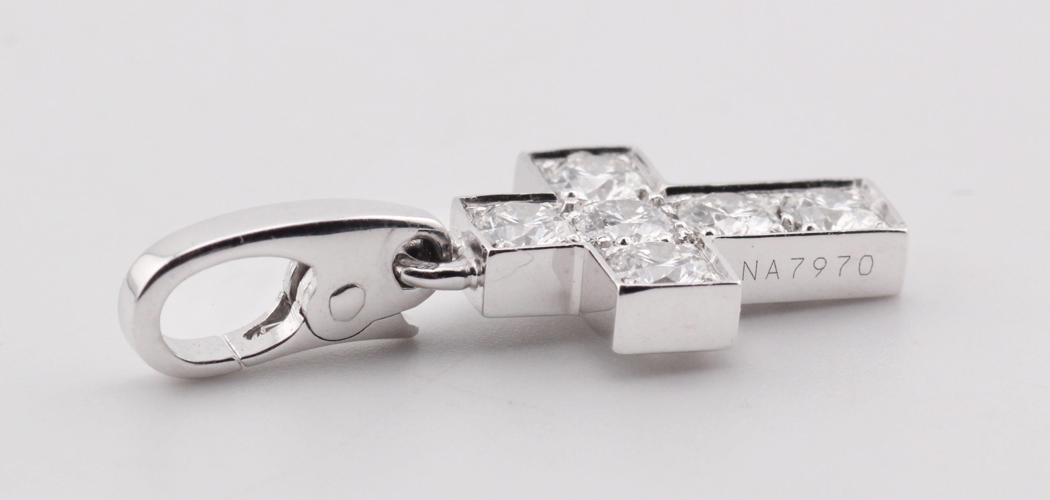 Cartier Pendentif breloque croix en or blanc 18 carats avec diamants en vente 2