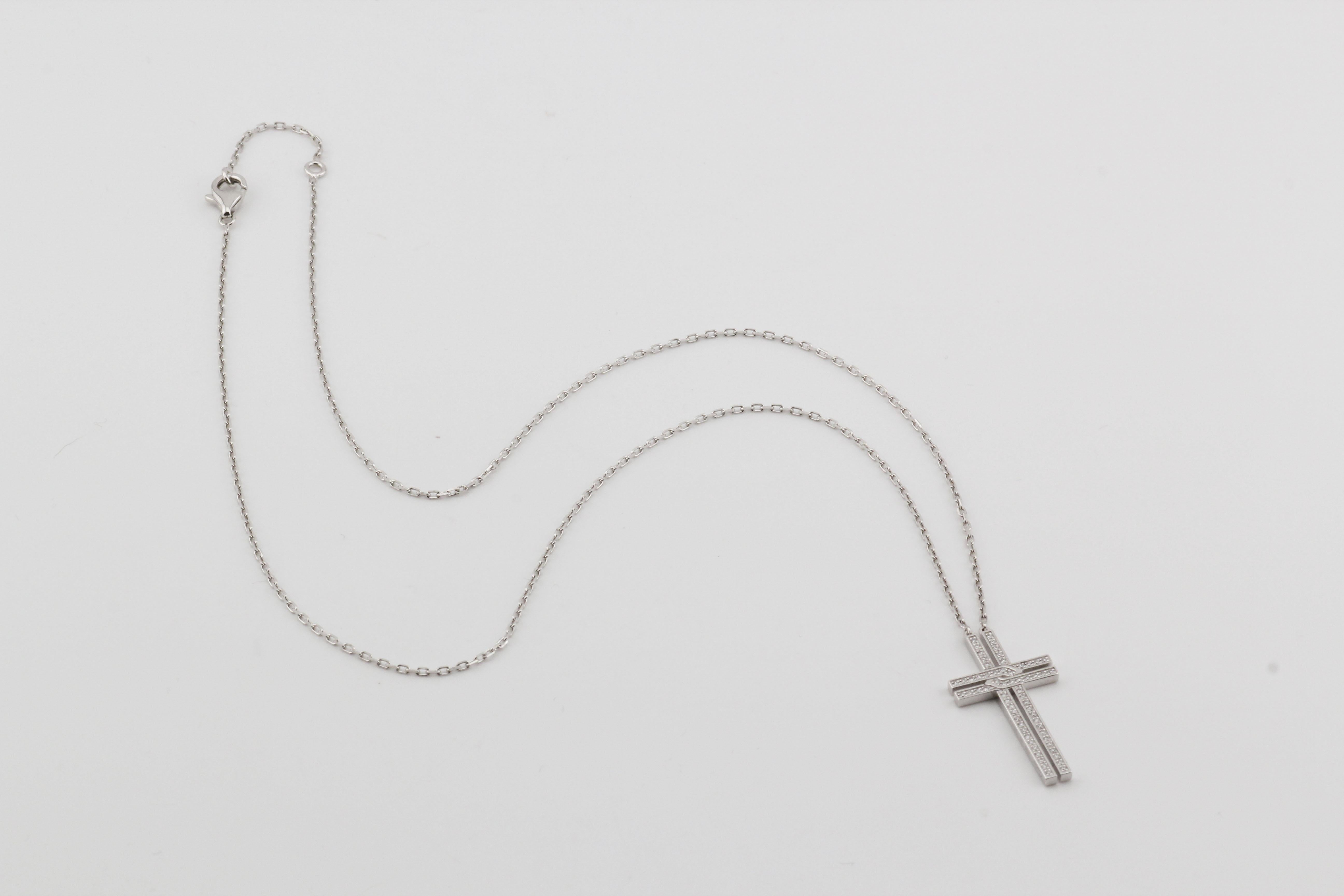 La collana con ciondolo a forma di croce in oro bianco 18 carati è un gioiello straordinario che incarna eleganza e raffinatezza. Realizzata con precisione, questa collana presenta un esclusivo design a croce a doppia barra, impreziosito da diamanti