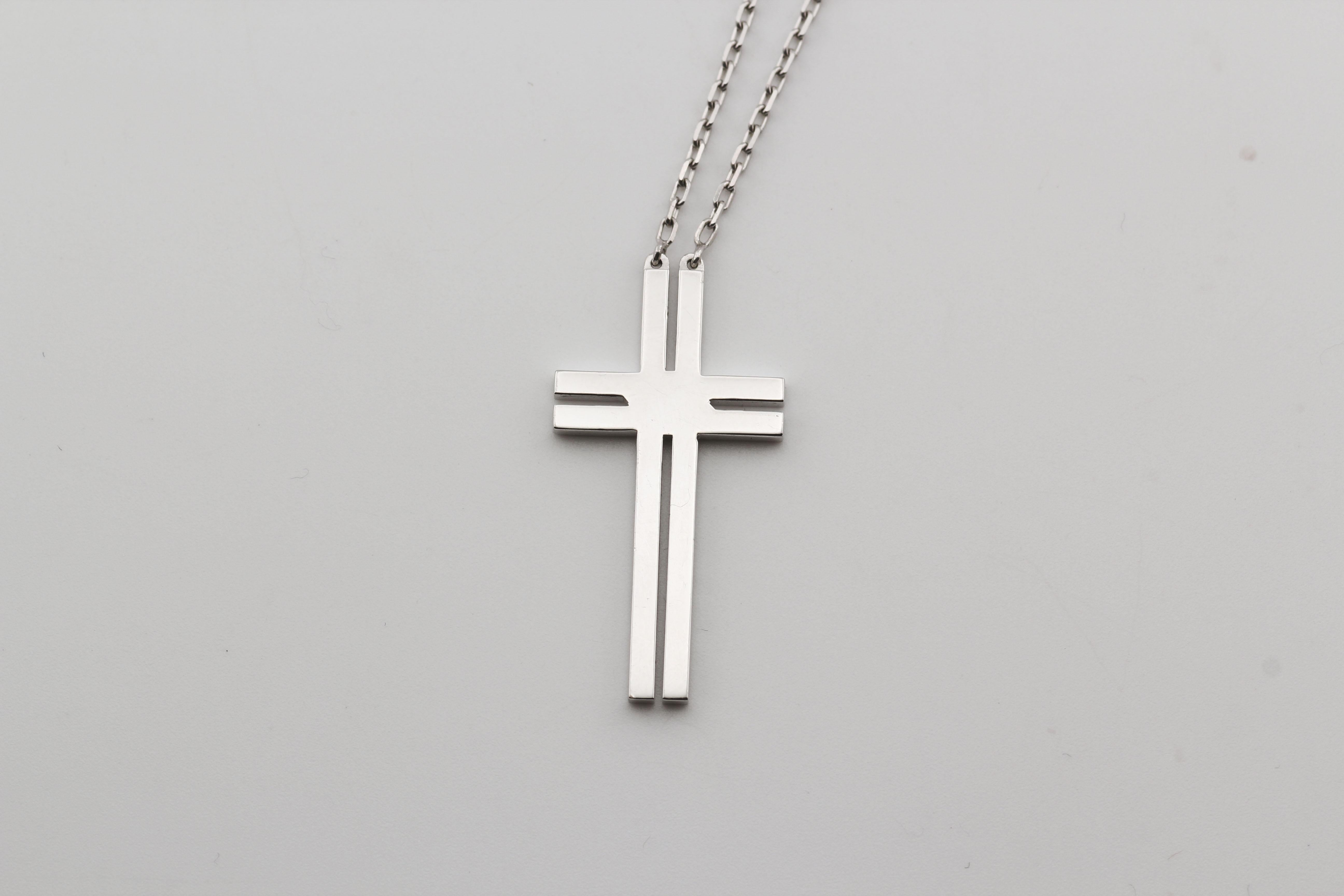 Taglio brillante Collana a croce in oro bianco 18 carati con diamanti di Cartier in vendita