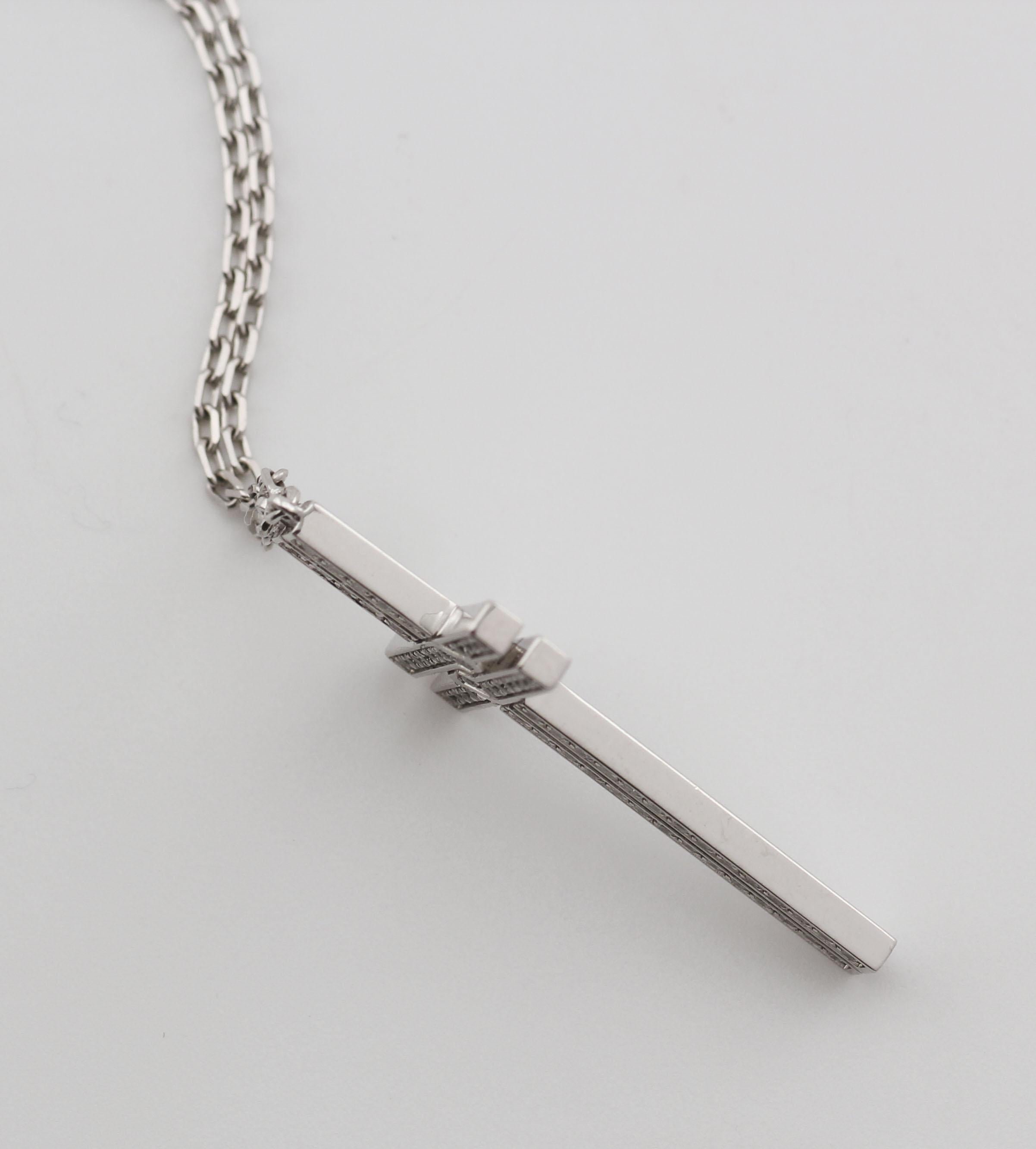 Collana a croce in oro bianco 18 carati con diamanti di Cartier In condizioni buone in vendita a Simpsonville, SC