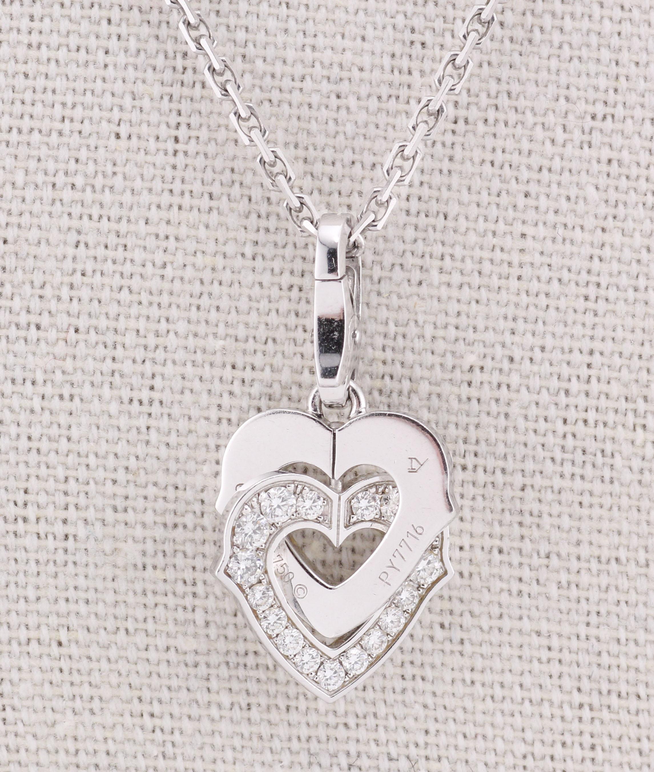 Taglio rotondo Cartier Diamond 18K White Gold Double Heart Logo Charm Necklace in vendita