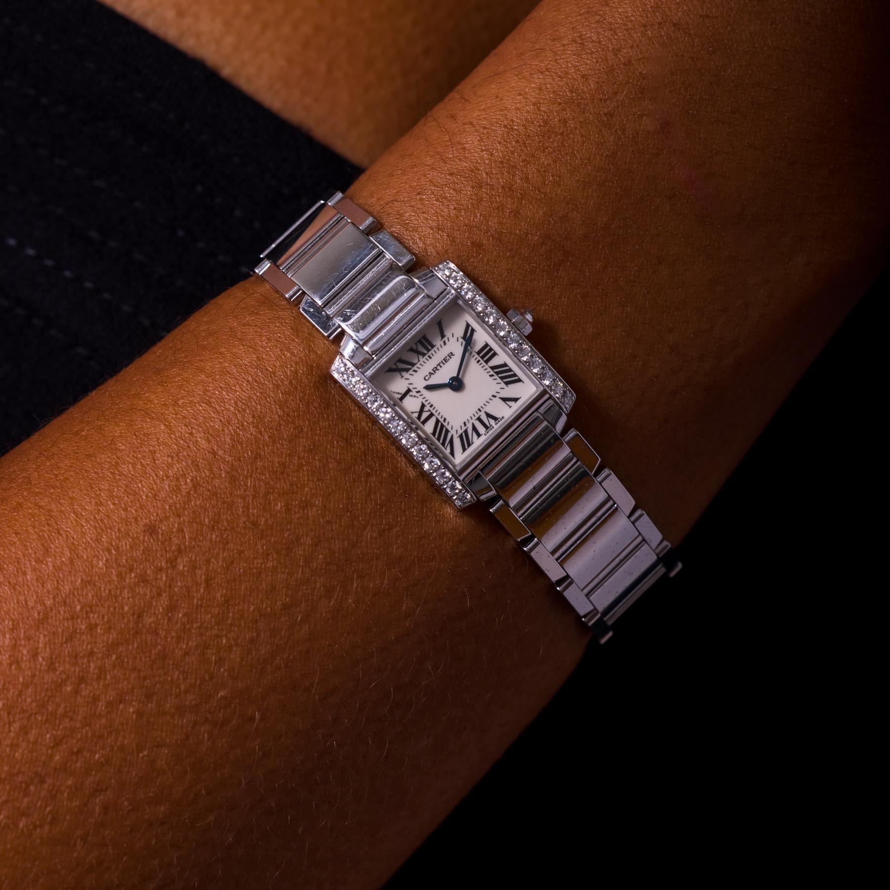 Atemporal y refinado, este reloj Cartier Française encarna la inconfundible elegancia y artesanía de la maison. La caja y el brazalete de oro blanco pulido de 18 quilates brillan con sofisticación, mientras que veinticuatro diamantes redondos de